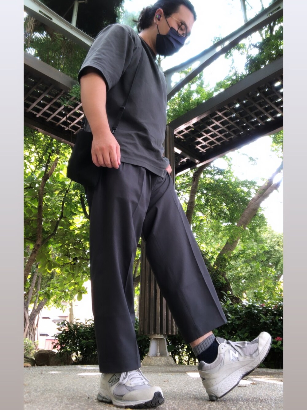 「UNIQLOのアイテム（Tシャツ/カットソー、グレー系）」を使った、徐納森．徐斯達 さん（メンズ・167cm）の夏コーディネートの1枚目の写真