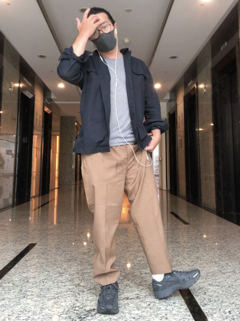 「UNIQLOのアイテム（シャツ/ブラウス、ブラック系）」を使った、徐納森．徐斯達 さん（メンズ・167cm）の夏コーディネートの1枚目の写真