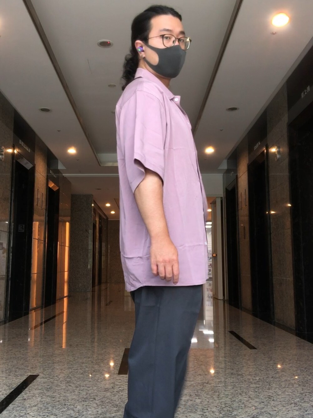 「plain-meのアイテム（シャツ/ブラウス、パープル系）」を使った、徐納森．徐斯達 さん（メンズ・167cm）の夏コーディネートの1枚目の写真