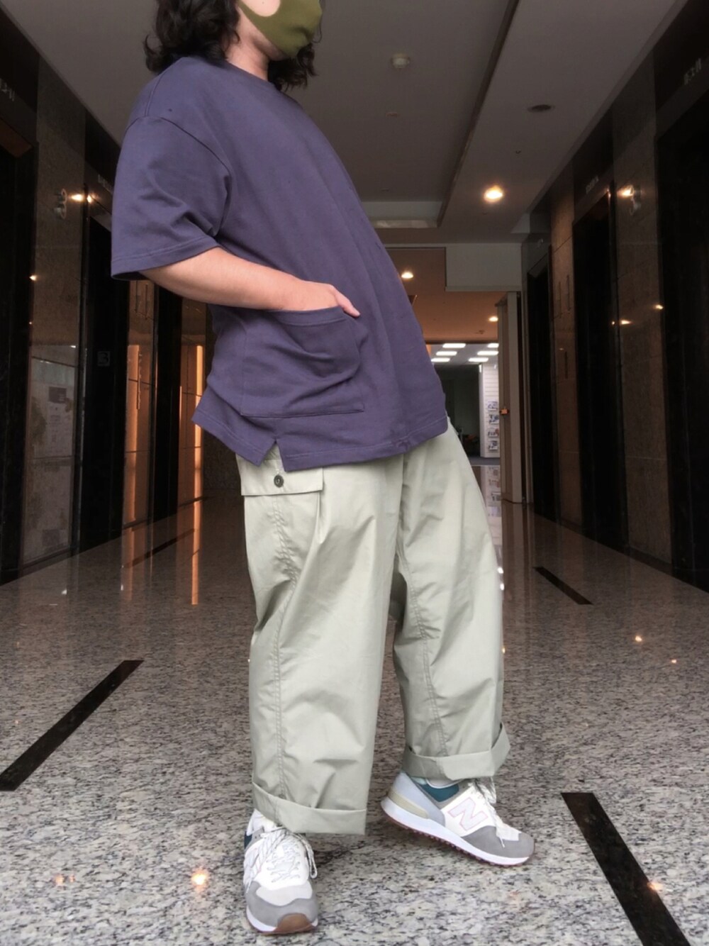 「purple」｜「plain-meのアイテム（Tシャツ/カットソー、パープル系）」を使った、徐納森．徐斯達 さん（メンズ・167cm）の夏コーディネートの1枚目の写真