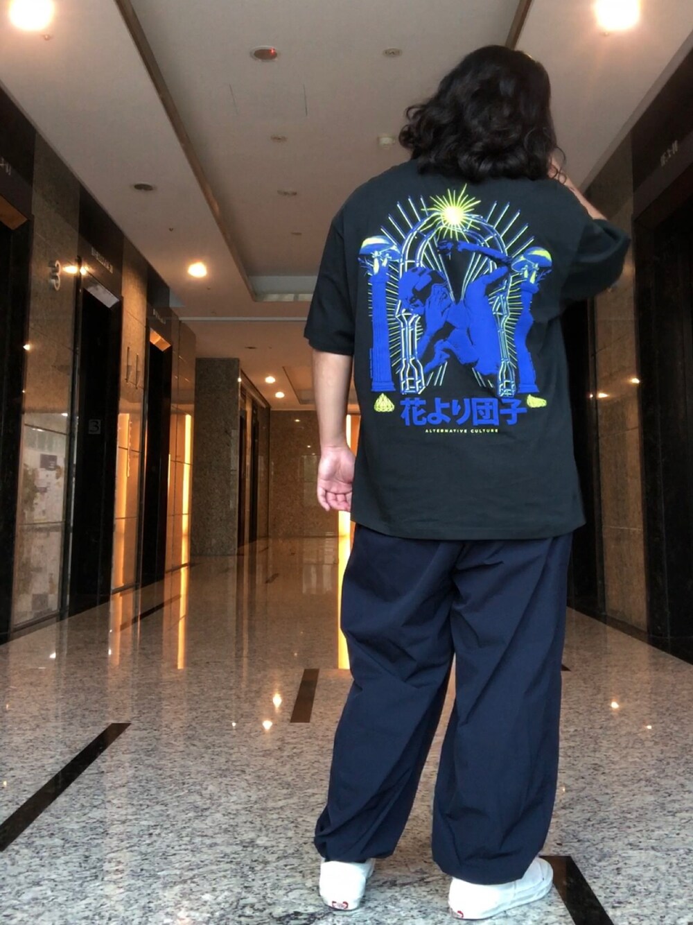 「PULL&BEARのアイテム（Tシャツ/カットソー、ブラック系）」を使った、徐納森．徐斯達 さん（メンズ・167cm）の夏コーディネートの1枚目の写真