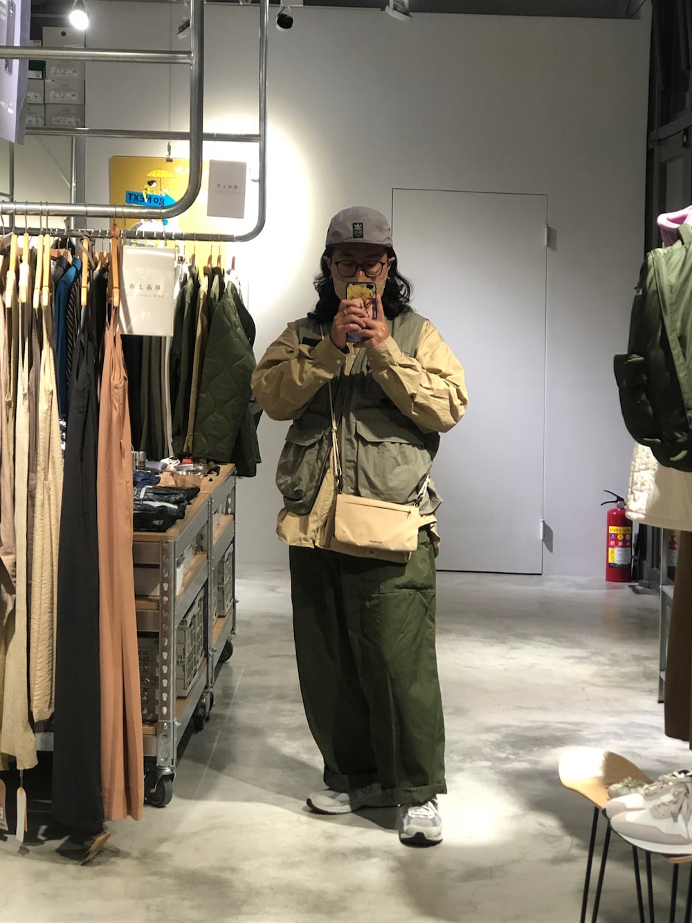 「adidas Originalsのアイテム（帽子、グレー系）」を使った、徐納森．徐斯達 さん（メンズ・168cm）の秋コーディネートの1枚目の写真