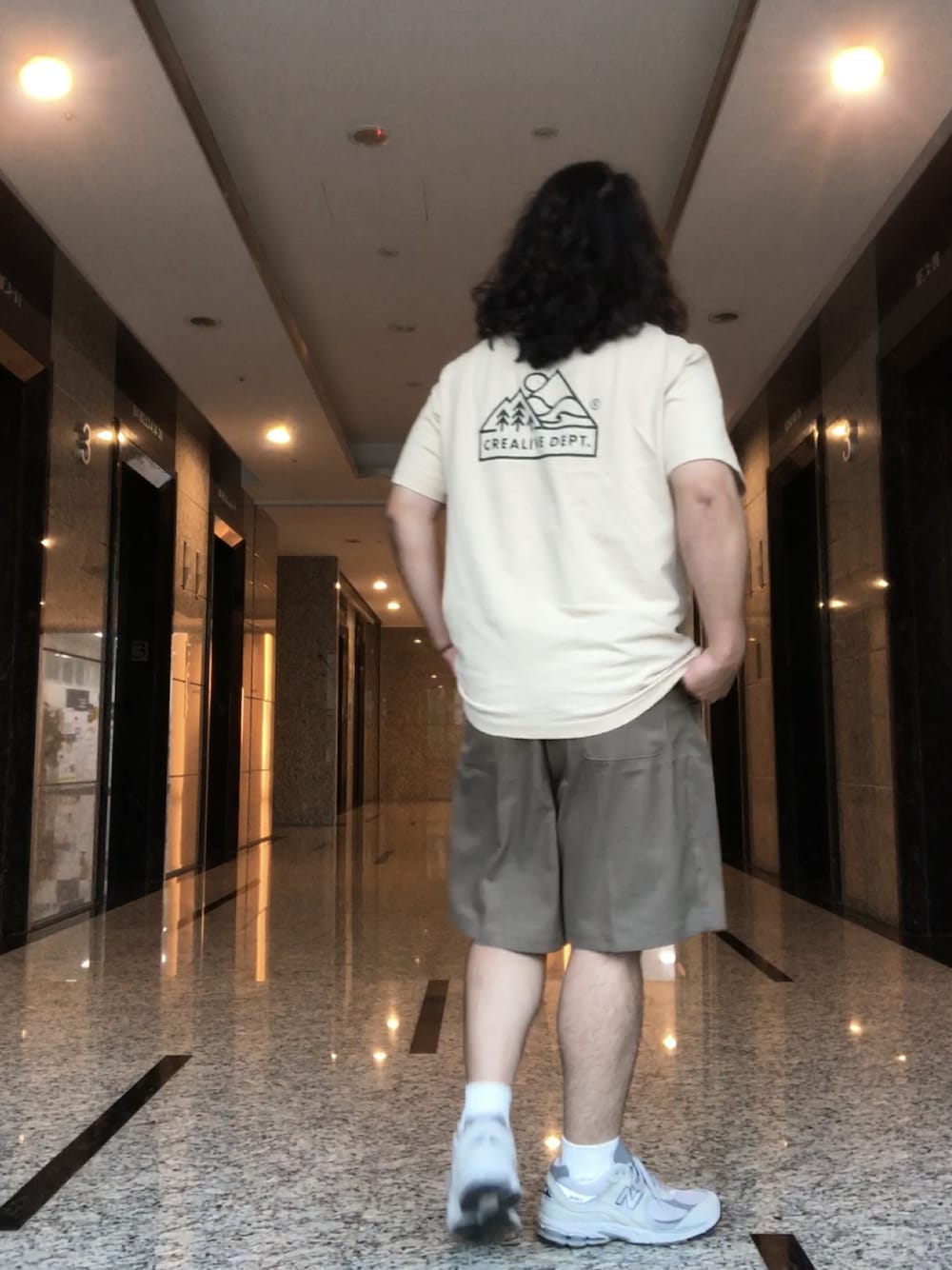 「Tarzan」｜「Filter017のアイテム（Tシャツ/カットソー、ベージュ系）」を使った、徐納森．徐斯達 さん（メンズ・167cm）の夏コーディネートの1枚目の写真