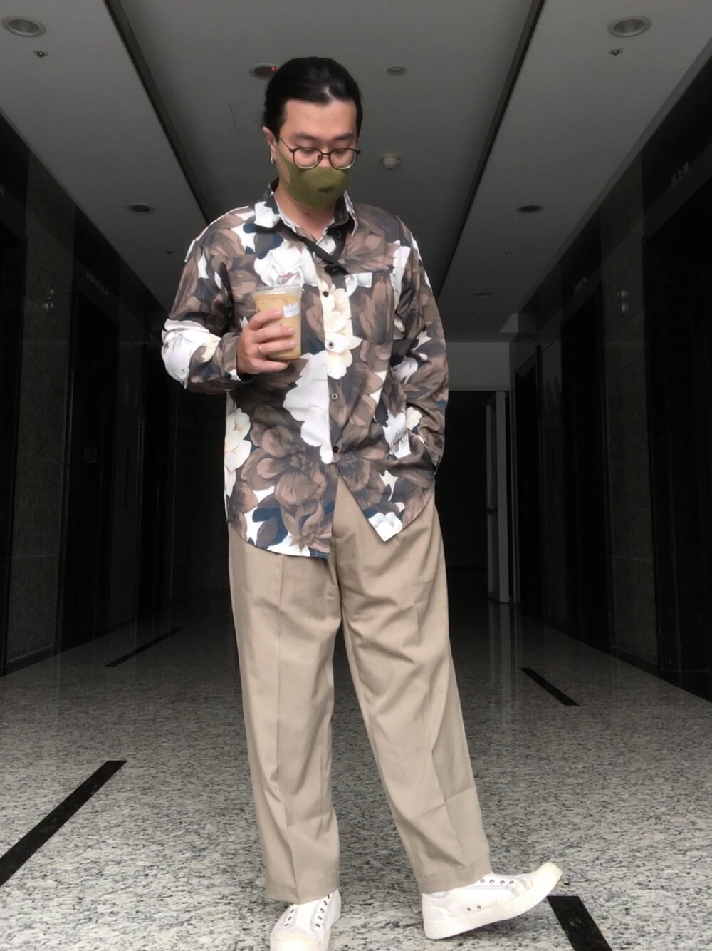 「草」｜「泉のアイテム（シャツ/ブラウス、グリーン系）」を使った、徐納森．徐斯達 さん（メンズ・168cm）の秋コーディネートの1枚目の写真