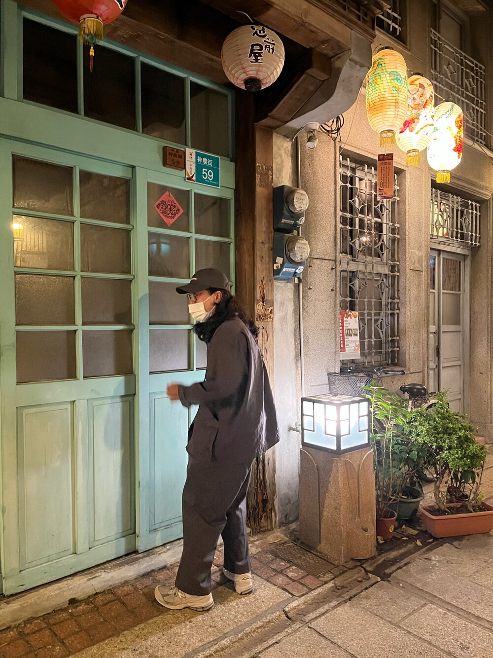 「Tainan、Grey」｜「Lafayetteのアイテム（キャップ、グレー系）」を使った、徐納森．徐斯達 さん（メンズ・168cm）の春コーディネートの1枚目の写真