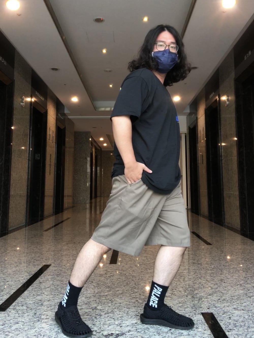 「PULL&BEARのアイテム（Tシャツ/カットソー、ブラック系）」を使った、徐納森．徐斯達 さん（メンズ・167cm）の夏コーディネートの1枚目の写真