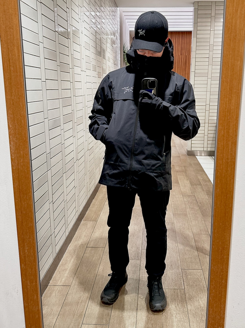 「ARC’TERYX、アークテリクス、オールブラック、モードストリート、シェルジャケット、モノトーンコーデ、冬、秋冬コーデ、オーバーサイズ、GORE-TEX、アウトドアスタイル、雨、雪」｜「ARC'TERYXのアイテム（マウンテンパーカー、ブラック系）」を使った、hideさん（メンズ・170cm）の冬コーディネートの1枚目の写真