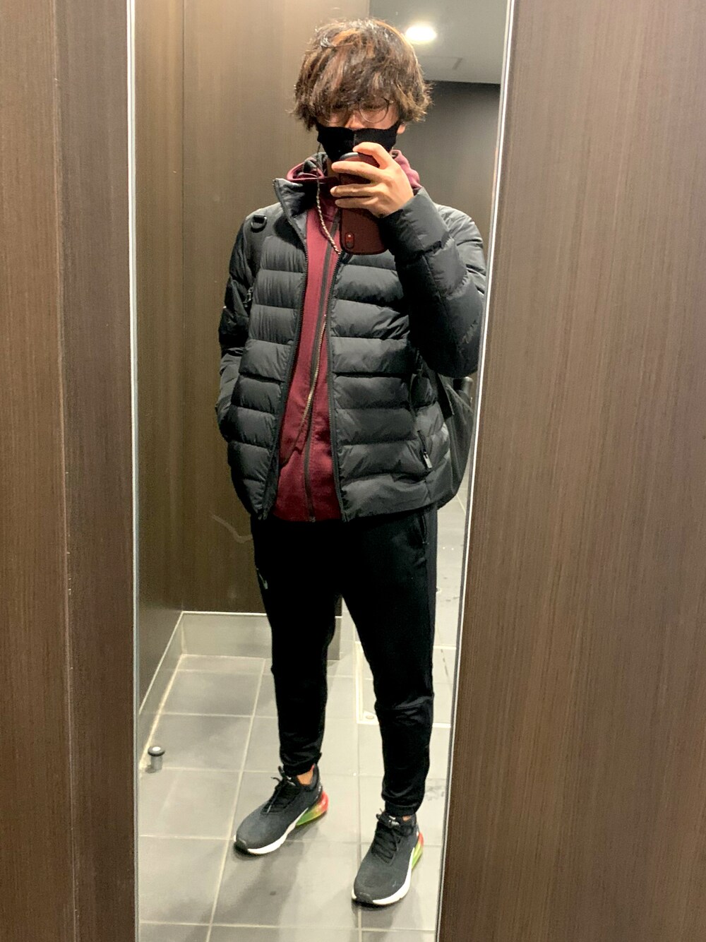 「NIKE、NIKE AIR MAX、AIR MAX、airmax270、UNIQLO、シンプル、スポーツミックス、ブラックコーデ、スニーカーコーデ」｜「NIKEのアイテム（パーカー、レッド系）」を使った、hideさん（メンズ・169cm）の春コーディネートの1枚目の写真