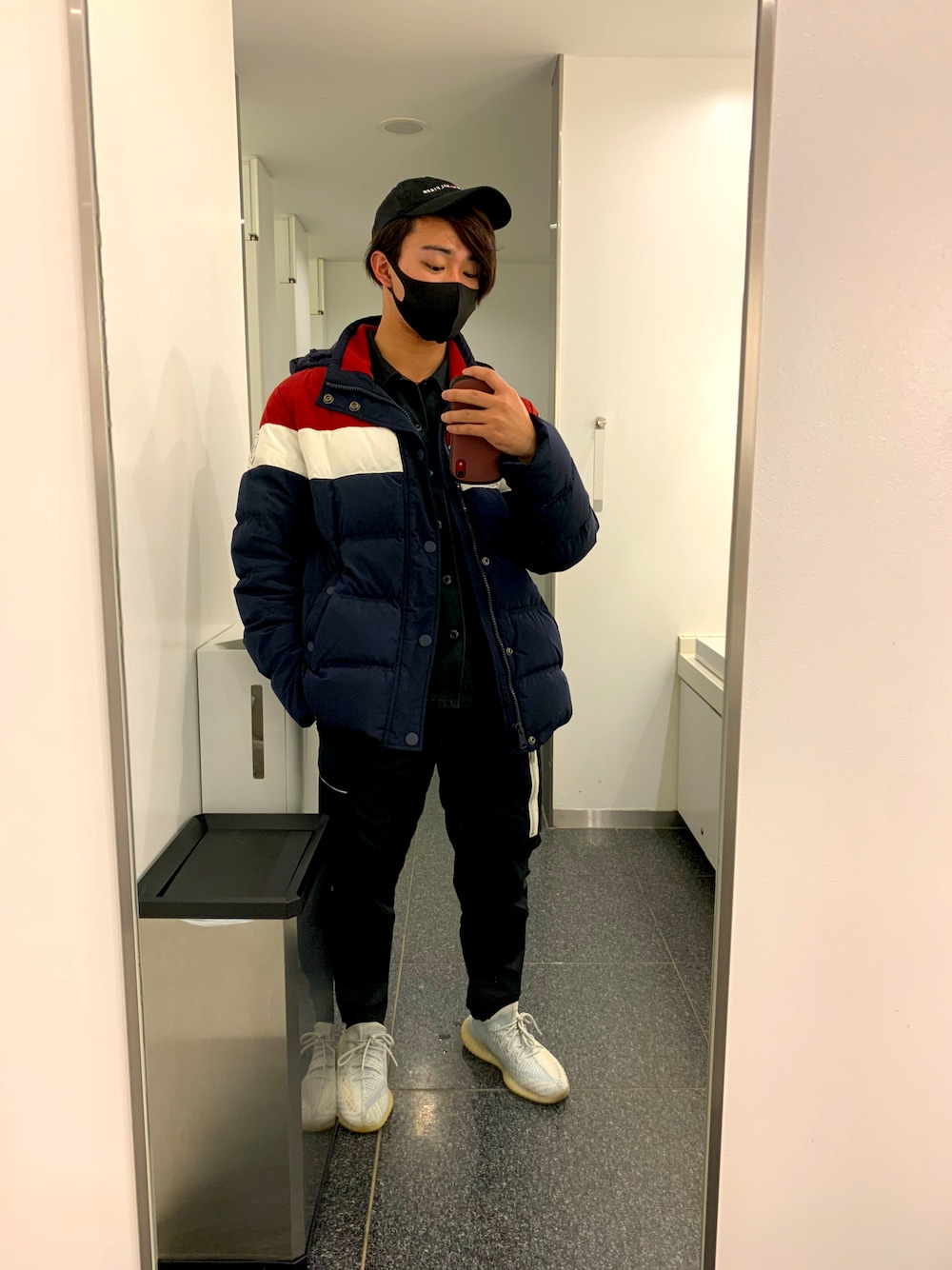 「TOMMY HILFIGER、XLARGE、黒、NIKE、yeezy、YeezyBoost350、ストリートコーデ、キャップ、カジュアル、トミーヒルフィガー、ナイキ、エクストララージ、adidas」｜「TOMMY HILFIGERのアイテム（ダウンジャケット/コート、その他）」を使った、hideさん（メンズ・169cm）の冬コーディネートの1枚目の写真