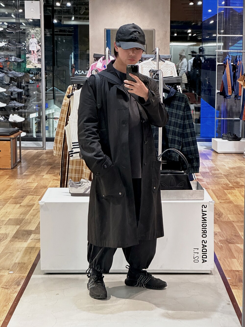 「yohjiyamamoto、wildsideyohjiyamamoto、yohjiyamamoto×NEWERA、yohji yamamoto pour homme、Y-3、GROUND Y、NEW ERA、COACH、オールブラック、MLB、秋冬コーデ、モード」｜「wildside yohjiyamamotoのアイテム（キャップ、ブラック系）」を使った、hideさん（メンズ・170cm）の秋コーディネートの1枚目の写真