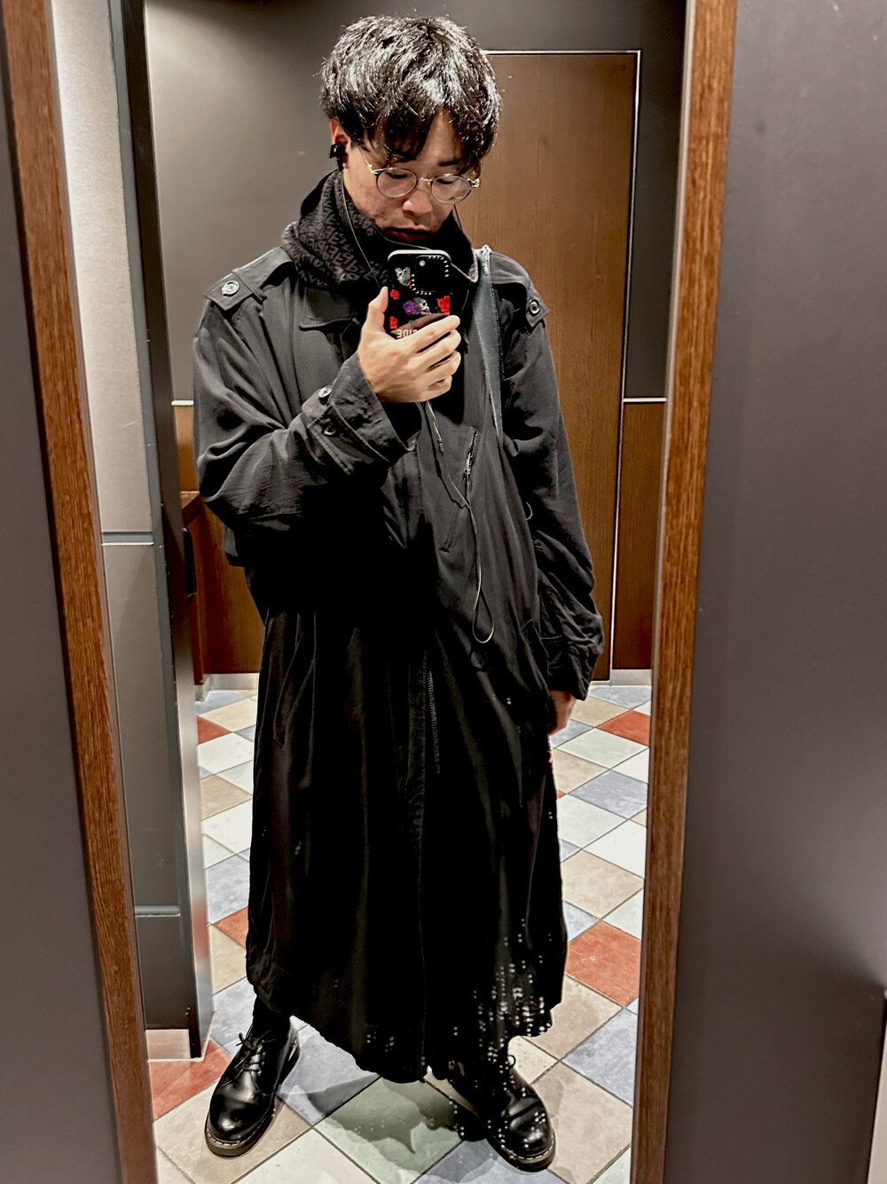 「yohji yamamoto pour homme、yohjiyamamoto、fredperry、Dr.Martens、LAD MUSICIAN、Wildside、スカルローズ、秋冬コーデ、オーバーサイズ、モード、オールブラック、黒、花柄」｜「FRED PERRYのアイテム（マフラー、ブラック系）」を使った、hideさん（メンズ・170cm）の冬コーディネートの1枚目の写真