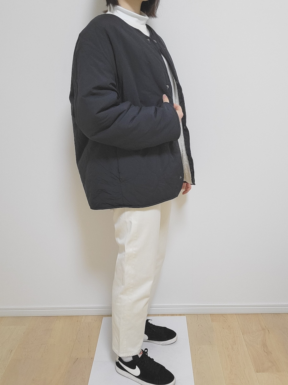 ホワイト系のTシャツ/カットソー、ホワイト系のスウェット、ブラック系のその他アウターを着用したレディースの冬コーディネートの1枚目の写真