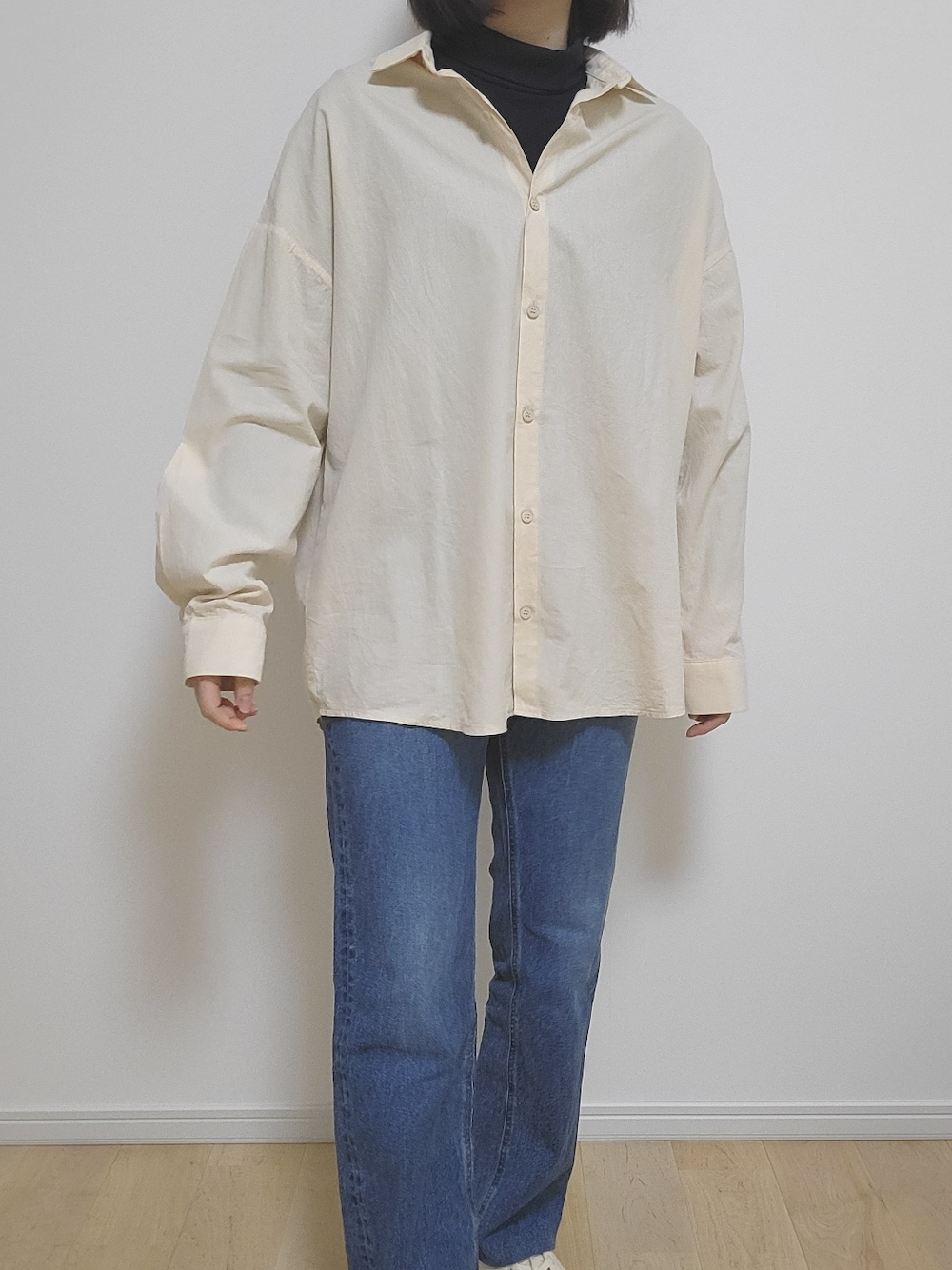 ベージュ系のシャツ/ブラウス、ブルー系のデニムパンツ、ブルー系のTシャツ/カットソーを着用したレディースの冬コーディネートの2枚目の写真