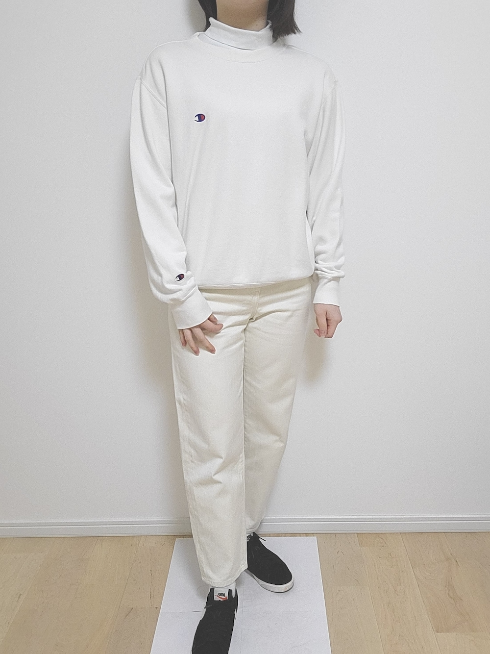 ホワイト系のTシャツ/カットソー、ホワイト系のスウェット、ブラック系のその他アウターを着用したレディースの冬コーディネートの2枚目の写真