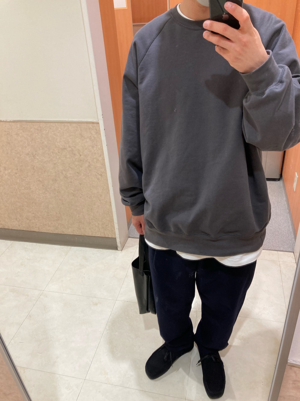 「大人カジュアル、オーバーサイズ、スウェット、クラークス、ワラビー、graphpaper、グラフペーパー、clarks、ユニクロ+J、UNIQLO」｜「Graphpaperのアイテム（スウェット、グレー系）」を使った、ゆうたさん（メンズ・170cm）の冬コーディネートの1枚目の写真