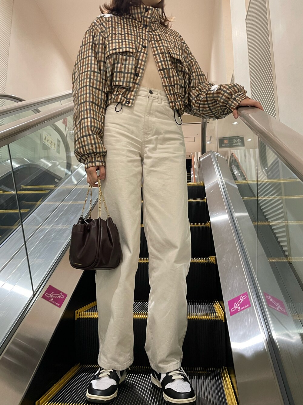 「春服、シンプル、プチプラコーデ、オーバーサイズ、高身長コーデ、きれいめカジュアル、大人カジュアル、スニーカーコーデ」｜「CHARLES & KEITHのアイテム（バッグ、ブラウン系）」を使った、sinoさん（レディース・167cm）の春コーディネートの1枚目の写真