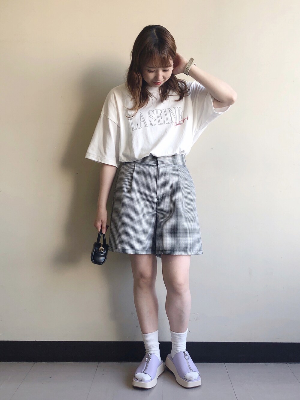 「ショートパンツ、Tシャツ、ギンガムチェック、プチプラ、ootd、夏コーデ、低身長、カジュアルコーデ、サンダルコーデ」｜「earth music&ecologyのタックショートパンツ（その他パンツ、その他）」を使った、よこぞうさん（レディース・154cm）の春コーディネートの1枚目の写真