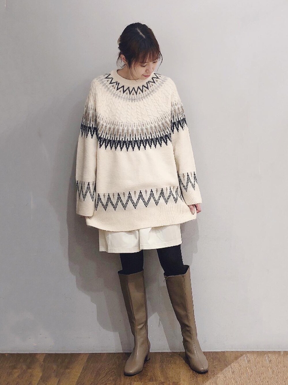 「ニット、ショートパンツ、大人カジュアル、プチプラ、ホワイトコーデ、ママコーデ、低身長コーデ、淡色コーデ、秋冬コーデ」｜「earth music&ecologyのノルディックニットプルオーバー（ニット/セーター、ホワイト系）」を使った、よこぞうさん（レディース・154cm）の秋コーディネートの1枚目の写真