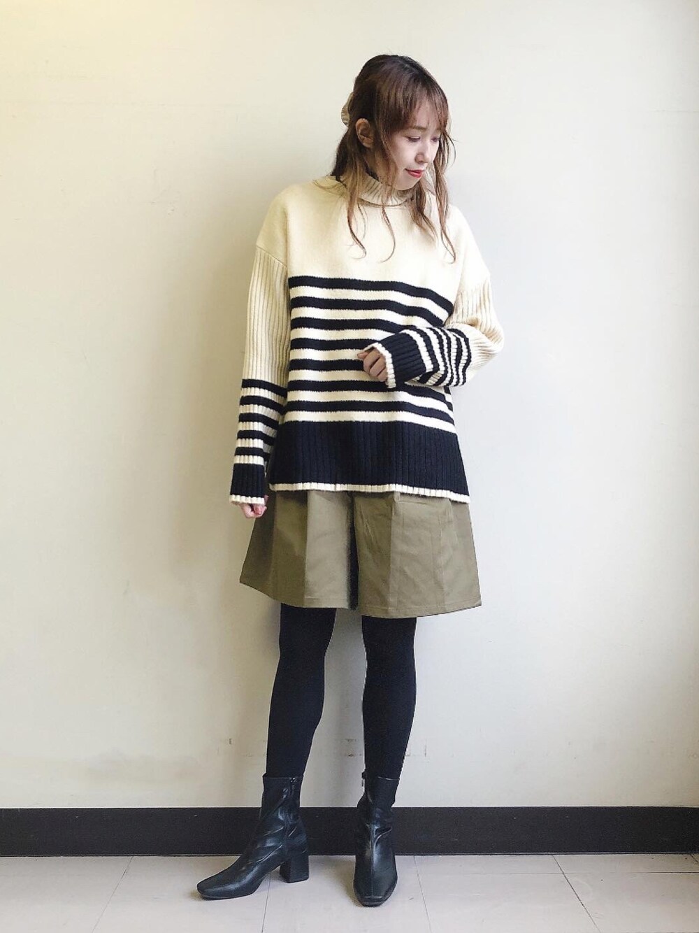 「ニット、ボーダー、ショートパンツ、プチプラ、タートルネックニット、ootd、低身長、カジュアルコーデ、ママコーデ、秋冬コーデ」｜「earth music&ecologyのハイネックパネルボーダーニット（ニット/セーター、ベージュ系）」を使った、よこぞうさん（レディース・154cm）の秋コーディネートの1枚目の写真