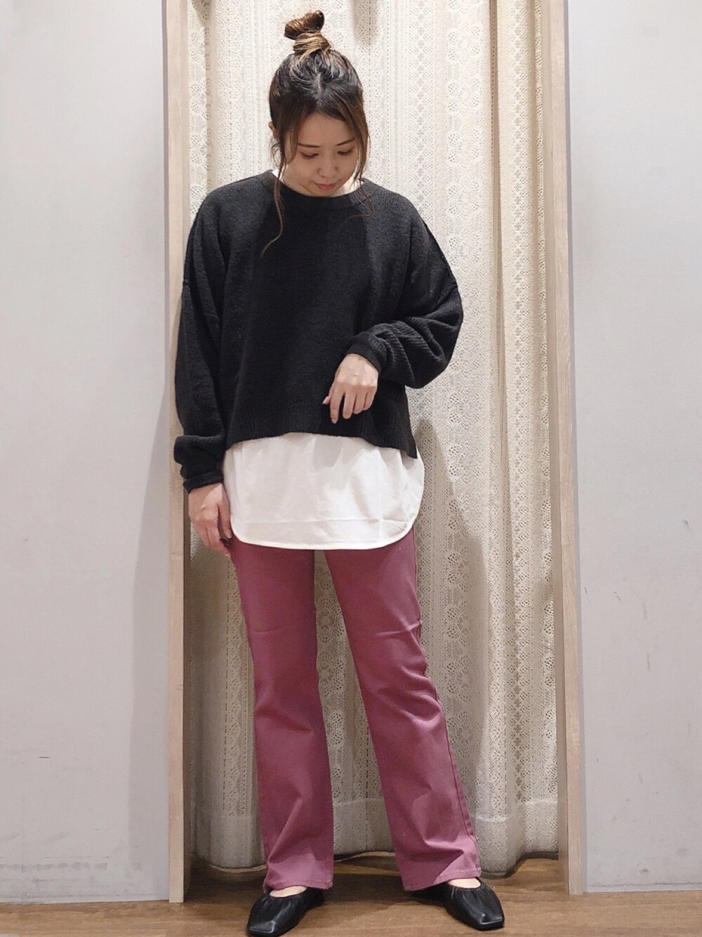 「カラーパンツ、レイヤードスタイル、プチプラ、シンプルコーデ、ママコーデ、ゆるコーデ、低身長コーデ、秋冬コーデ、おしゃれさんと繋がりたい」｜「earth music&ecologyのカラーツイルフレアパンツ ＊（その他パンツ、ピンク系）」を使った、よこぞうさん（レディース・154cm）の秋コーディネートの1枚目の写真