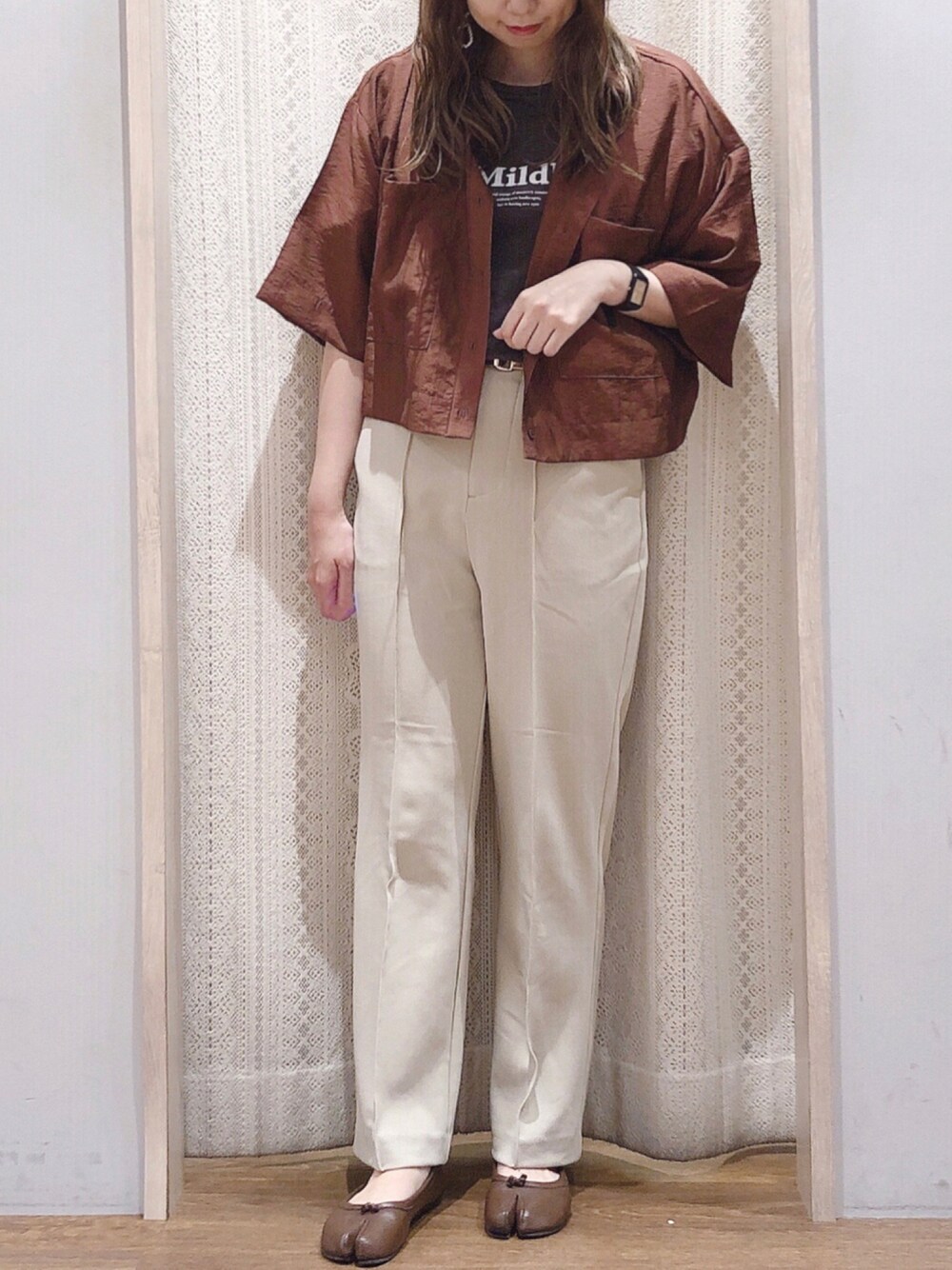 「ブラウン、プチプラ、シンプルコーデ、シャツスタイル、秋服、低身長、カジュアルコーデ、ママコーデ、秋コーデ、秋のトレンド2021」｜「earth music&ecologyのセンターシームフレアパンツ ＊（その他パンツ、ベージュ系）」を使った、よこぞうさん（レディース・154cm）の秋コーディネートの1枚目の写真
