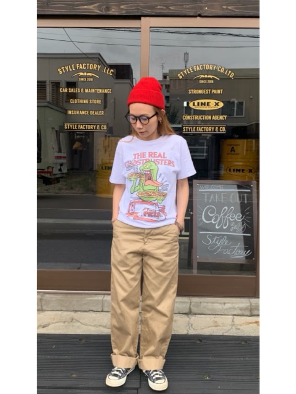 「アメカジ、ニット帽、めがね、チノパン、映画Tシャツ、スニーカー、スタイルファクトリー、スタイルファクトリー小樽、stylefactory、stylefactory小樽」｜「CONVERSEのアイテム（スニーカー、ブラック系）」を使った、nagisaさん（レディース・155cm）の夏コーディネートの1枚目の写真