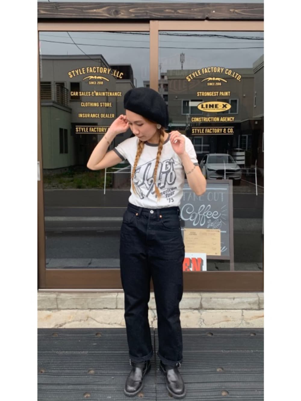 「バンドT、モノートーン、シンプル、ブラックデニム、リンガーTシャツ、エンジニアブーツ、ベレー帽、三つ編み、アメカジ、スタイルファクトリー、スタイルファクトリー小樽、stylefactory、stylefactory小樽」｜「Chippewaのアイテム（ブーツ、ブラック系）」を使った、nagisaさん（レディース・155cm）の夏コーディネートの1枚目の写真