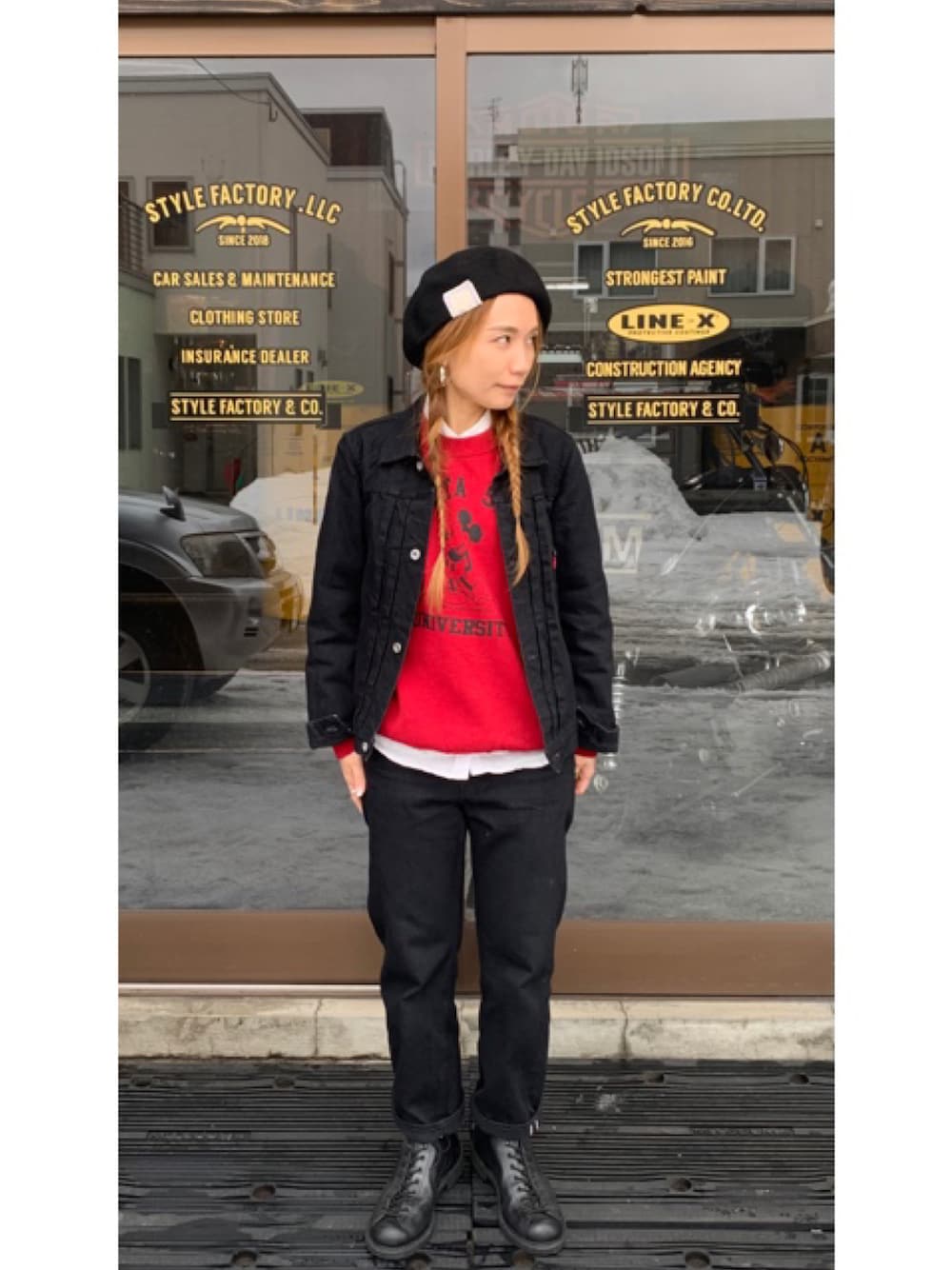 「アメカジ、ブラックデニム、セットアップ、tcb jeans、ベレー帽、thehwdogandco、春コーデ、ブラックコーデ、スウェット、スタイルファクトリー、スタイルファクトリー小樽、stylefactory、stylefactory小樽」｜「RED WINGのアイテム（ブーツ、ブラック系）」を使った、nagisaさん（レディース・155cm）の春コーディネートの1枚目の写真