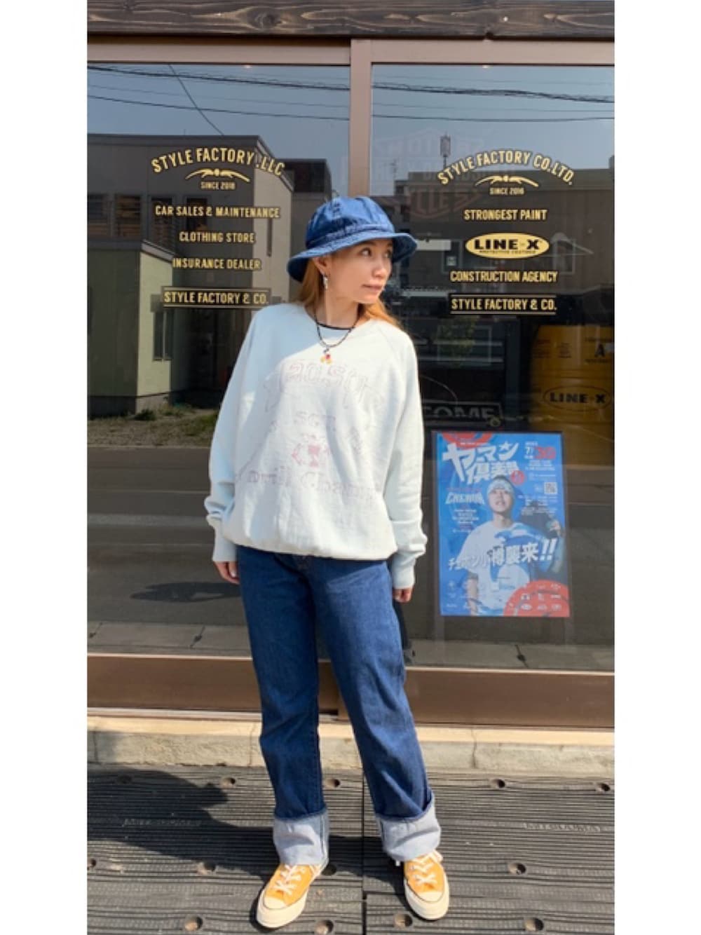 「カジュアルコーデ、アメカジ、スウェット、デニムハット、シンプルコーデ、ラフコーデ、スニーカー、チャックテイラー、tcb jeans、WAREHOUSE、スタイルファクトリー、スタイルファクトリー小樽、stylefactory、stylefactory小樽」｜「CONVERSEのアイテム（スニーカー、イエロー系）」を使った、nagisaさん（レディース・155cm）の夏コーディネートの1枚目の写真