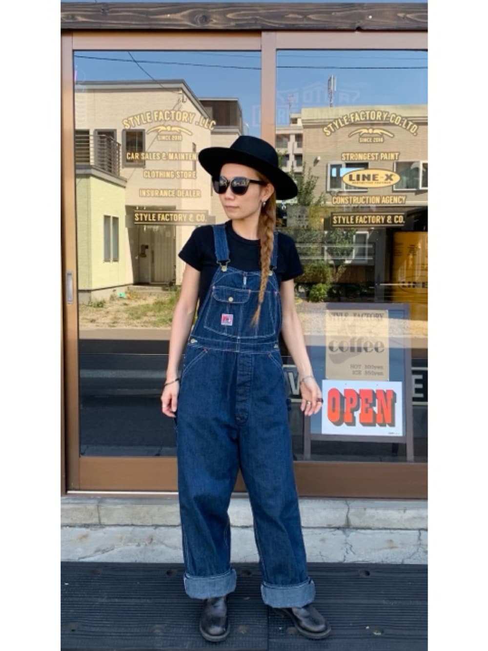「オーバーオール、アメカジ、サングラス、三つ編み、シンプルコーデ、スタイルファクトリー、スタイルファクトリー小樽、stylefactory、stylefactory小樽」｜「Chippewaのアイテム（ブーツ、ブラック系）」を使った、nagisaさん（レディース・155cm）の秋コーディネートの1枚目の写真