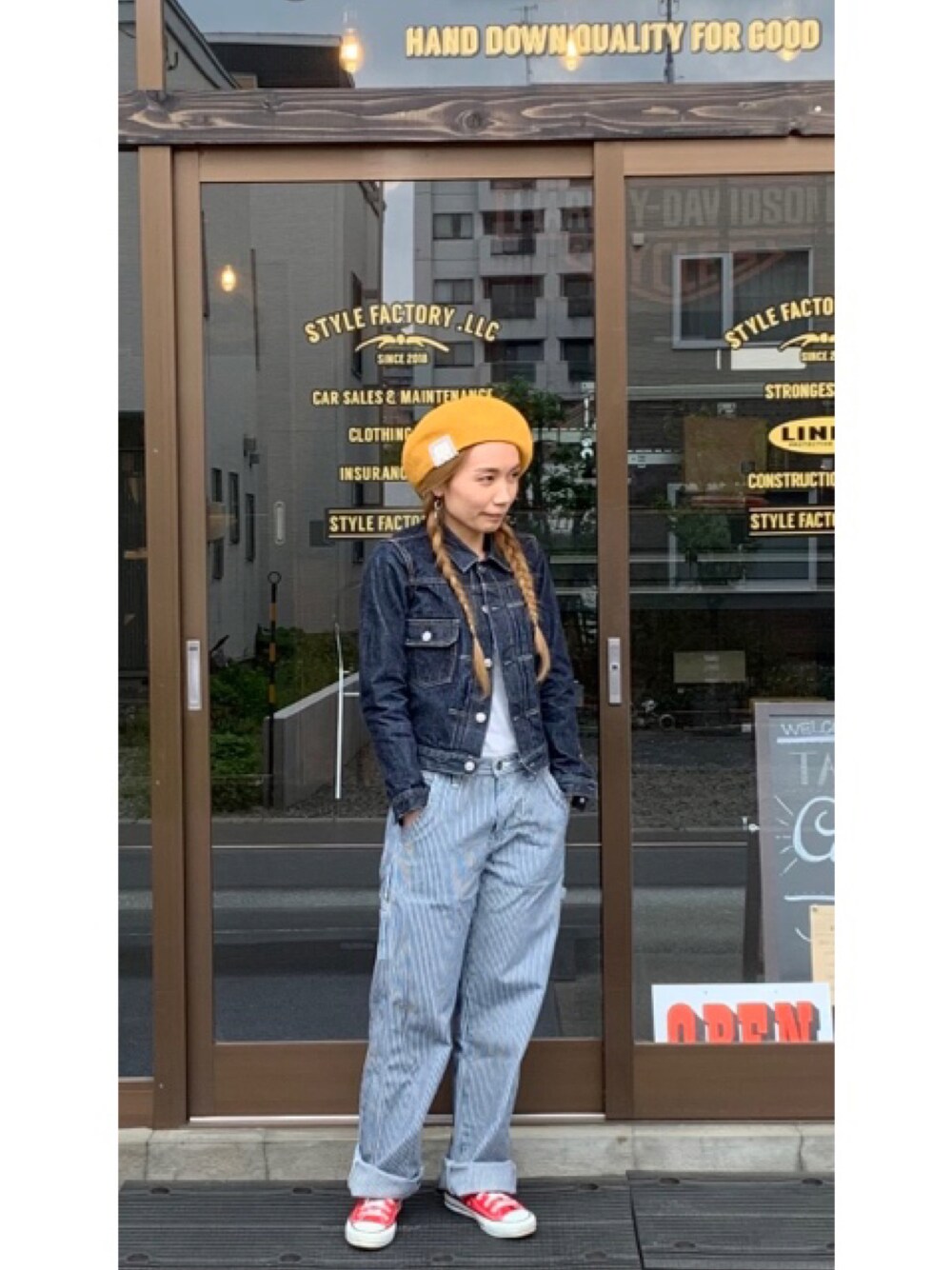 「大人カジュアル、カジュアルコーデ、ヒッコリー、ペインターパンツ、ベレー帽、サマーベレー、アメカジ、三つ編み、ジージャン、デニムジャケット、スタイルファクトリー、スタイルファクトリー小樽、stylefactory、stylefactory小樽」｜「Leeのアイテム（パンツ、ブルー系）」を使った、nagisaさん（レディース・155cm）の夏コーディネートの1枚目の写真