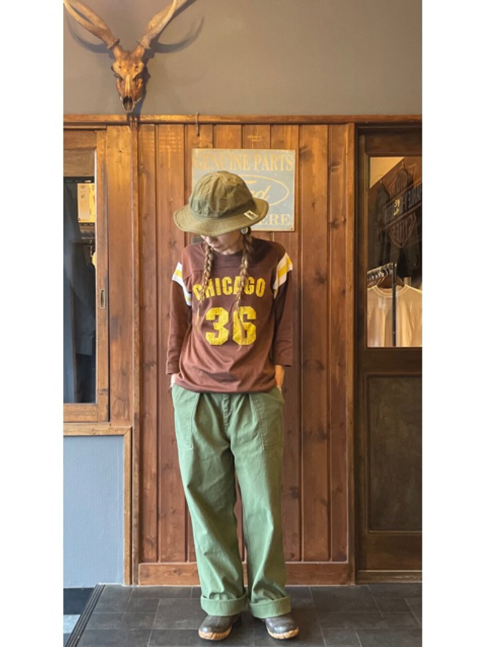 「アメカジ、ナンバリング、カーキパンツ、カーキ、ベイカーパンツ、ハット、スタイルファクトリー、スタイルファクトリー小樽、stylefactory、stylefactory小樽」｜「Dannerのアイテム（ブーツ、ブラウン系）」を使った、nagisaさん（レディース・155cm）の秋コーディネートの1枚目の写真