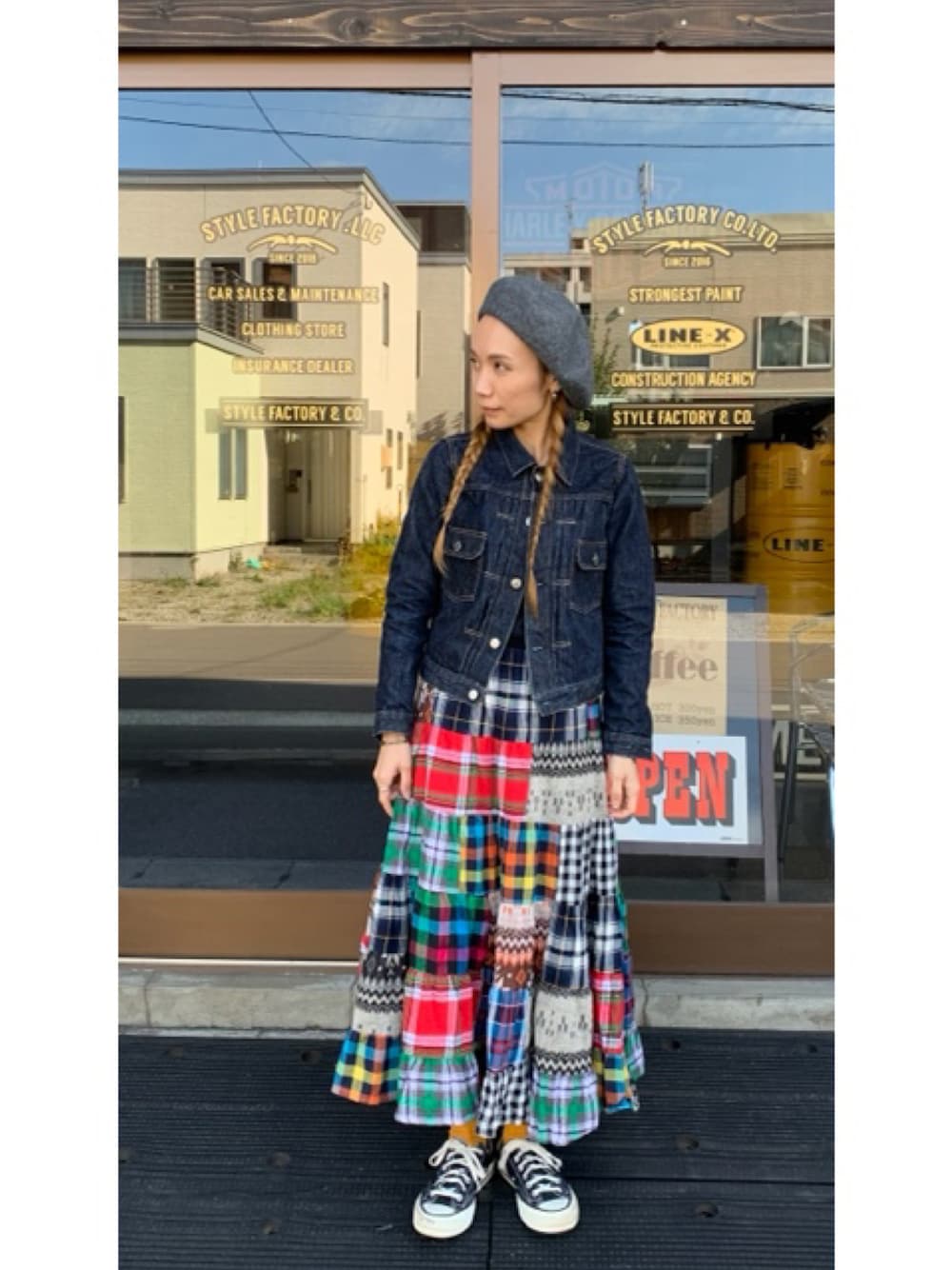 「秋コーデ、パッチワーク、ジージャン、ベレー帽、スニーカー、チャックテイラー、tcb jeans、THE H.W. DOG&CO.、三つ編み、カジュアルコーデ、スタイルファクトリー、スタイルファクトリー小樽、stylefactory小樽、stylefactory」｜「CONVERSEのアイテム（スニーカー、ブラック系）」を使った、nagisaさん（レディース・155cm）の秋コーディネートの1枚目の写真