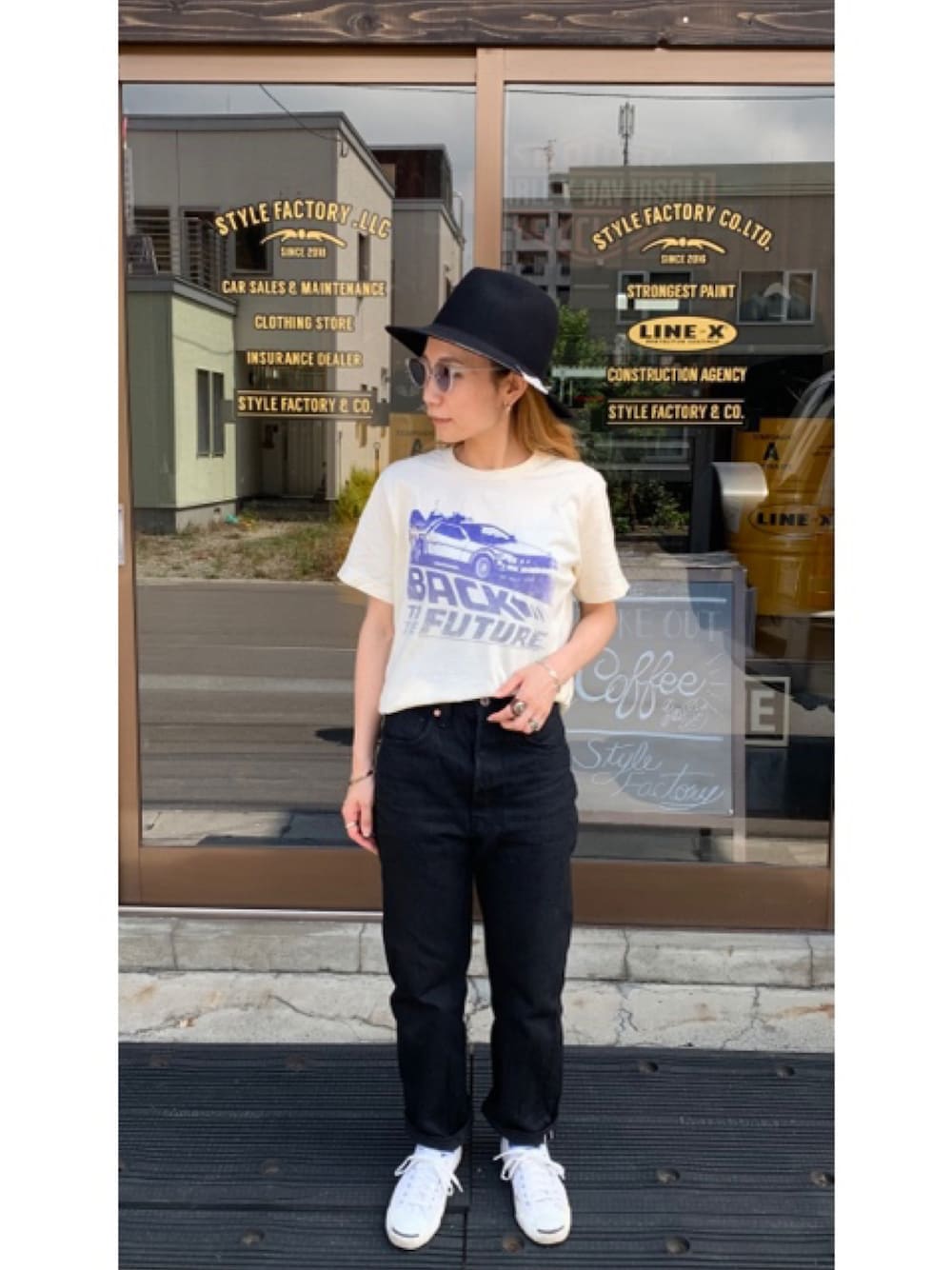 「映画Tシャツ、バックトゥザフューチャー、ブラックデニム、モノトーン、ハット、アメカジ、スタイルファクトリー、スタイルファクトリー小樽、stylefactory、stylefactory小樽」｜「CONVERSEのアイテム（スニーカー、ホワイト系）」を使った、nagisaさん（レディース・155cm）の夏コーディネートの1枚目の写真
