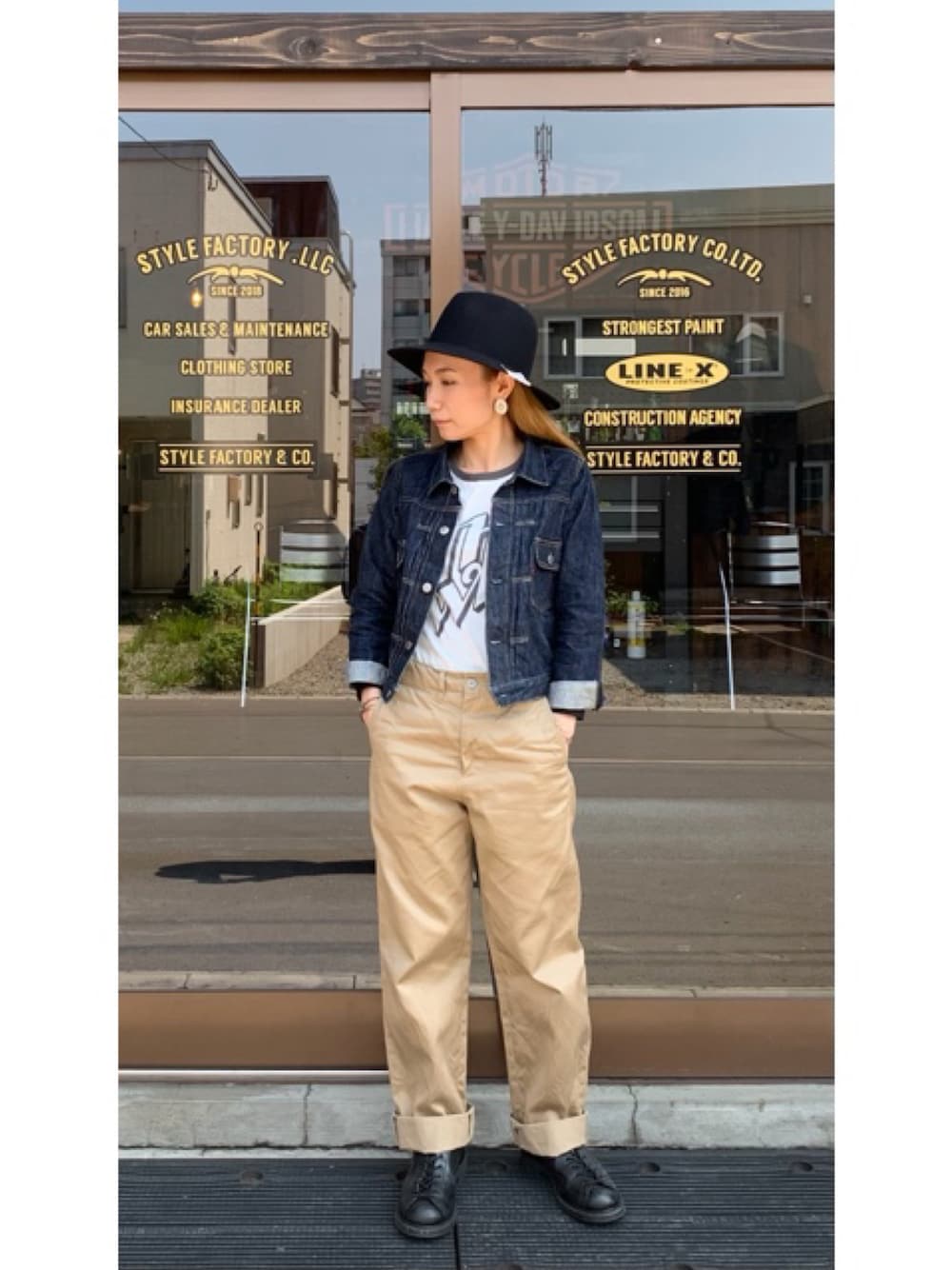 「大人カジュアル、カジュアルコーデ、アメカジ、チノパン、ジージャン、デニムジャケット、ハット、スタイルファクトリー、スタイルファクトリー小樽、stylefactory、stylefactory小樽」｜「RED WINGのアイテム（ブーツ、ブラック系）」を使った、nagisaさん（レディース・155cm）の夏コーディネートの1枚目の写真