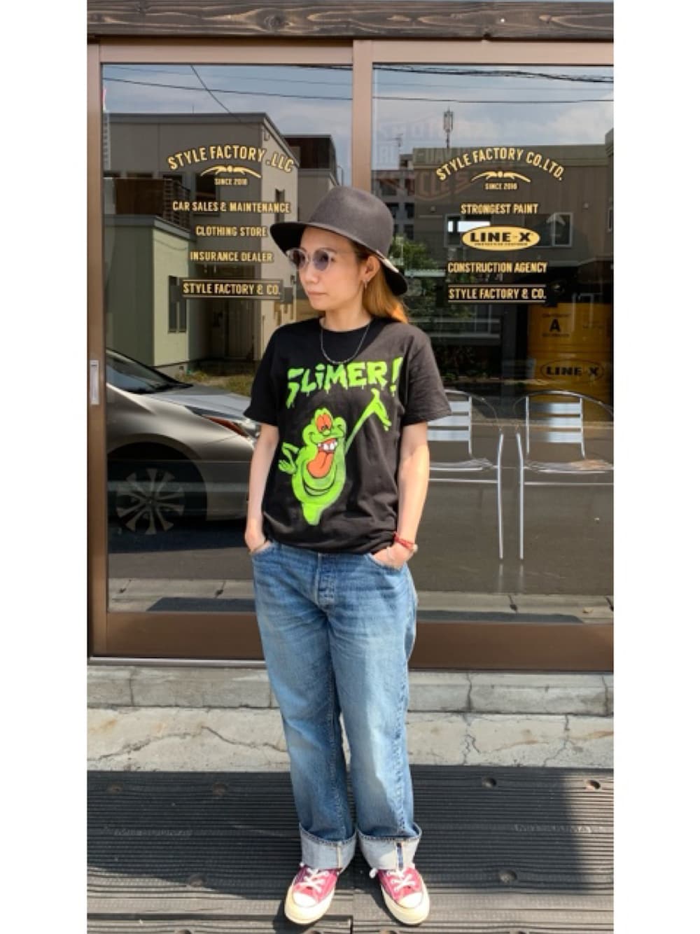 「映画Tシャツ、ジーパン、ハット、スニーカー、サングラス、アメカジ、ラフ、カジュアル、スタイルファクトリー、スタイルファクトリー小樽、stylefactory小樽、stylefactory」｜「CONVERSEのアイテム（スニーカー、パープル系）」を使った、nagisaさん（レディース・155cm）の夏コーディネートの1枚目の写真