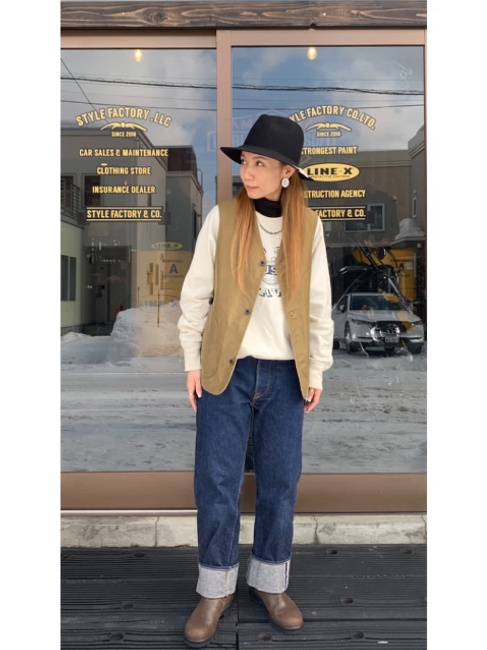 「アメカジ、ベスト、スウェット、ウエアハウス、tcb jeans、ロールアップ、ハット、thehwdogandco、カジュアル、春コーデ、stylefactory、stylefactory小樽、スタイルファクトリー、スタイルファクトリー小樽」｜「Blundstoneのアイテム（ブーツ、ブラウン系）」を使った、nagisaさん（レディース・155cm）の春コーディネートの1枚目の写真