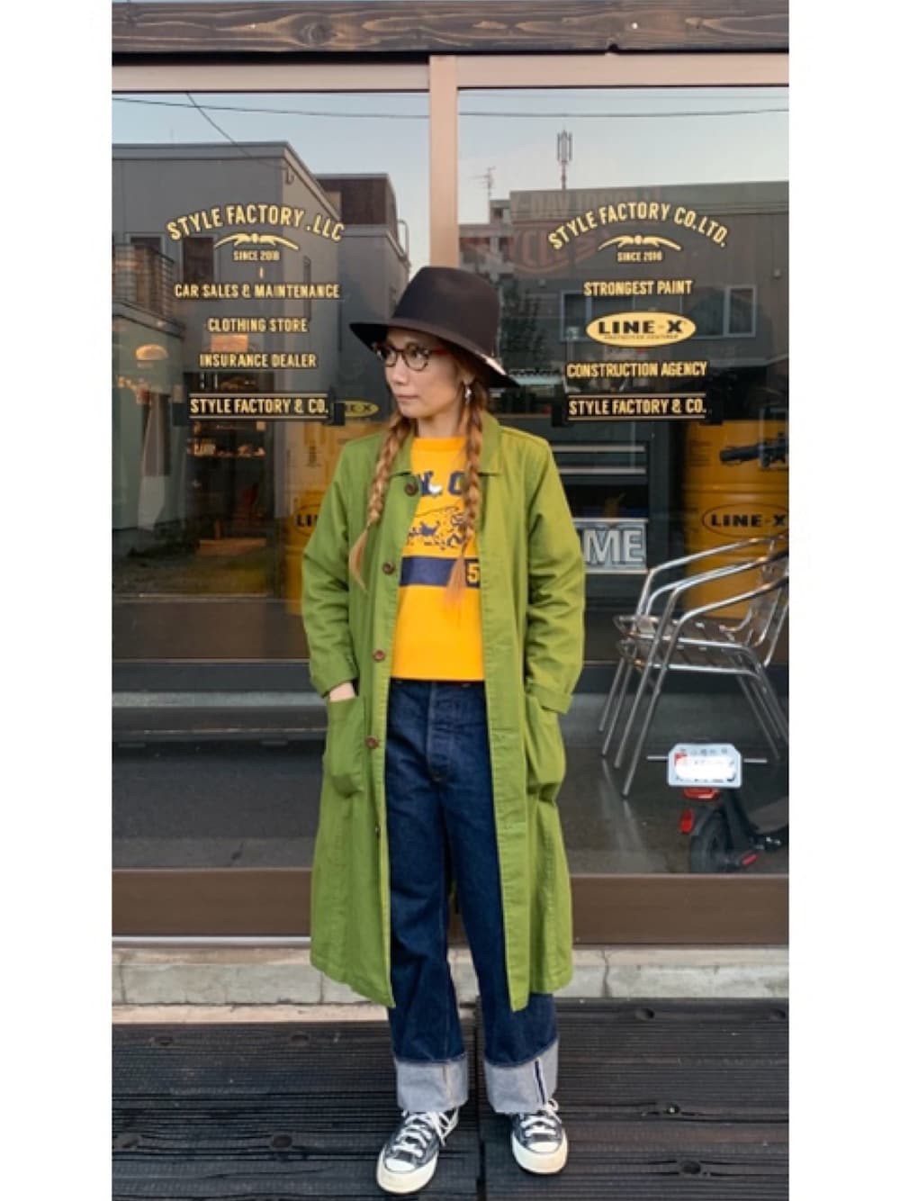 「アメカジ、ハット、thehwdogandco、ジーンズ、tcb jeans、チャックテイラー、スウェット、スタイルファクトリー、スタイルファクトリー小樽、stylefactory、stylefactory小樽」｜「CONVERSEのアイテム（スニーカー、ブラック系）」を使った、nagisaさん（レディース・155cm）の冬コーディネートの1枚目の写真