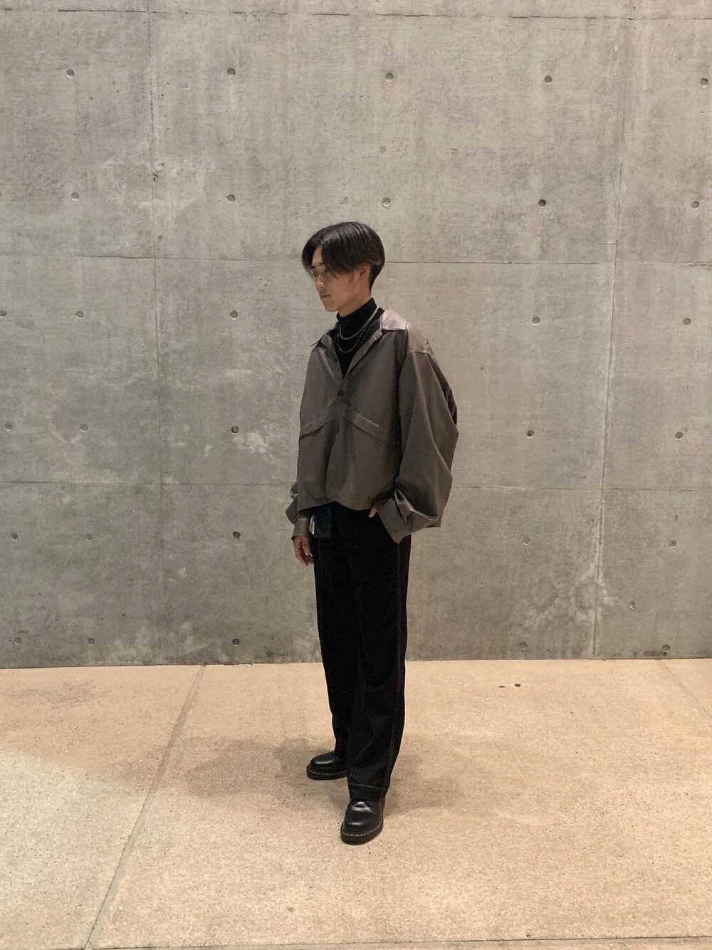 ブラウン系のジャケット/アウター、ブラック系のパンツ、ブラック系のその他シューズを着用したメンズの秋コーディネートの1枚目の写真