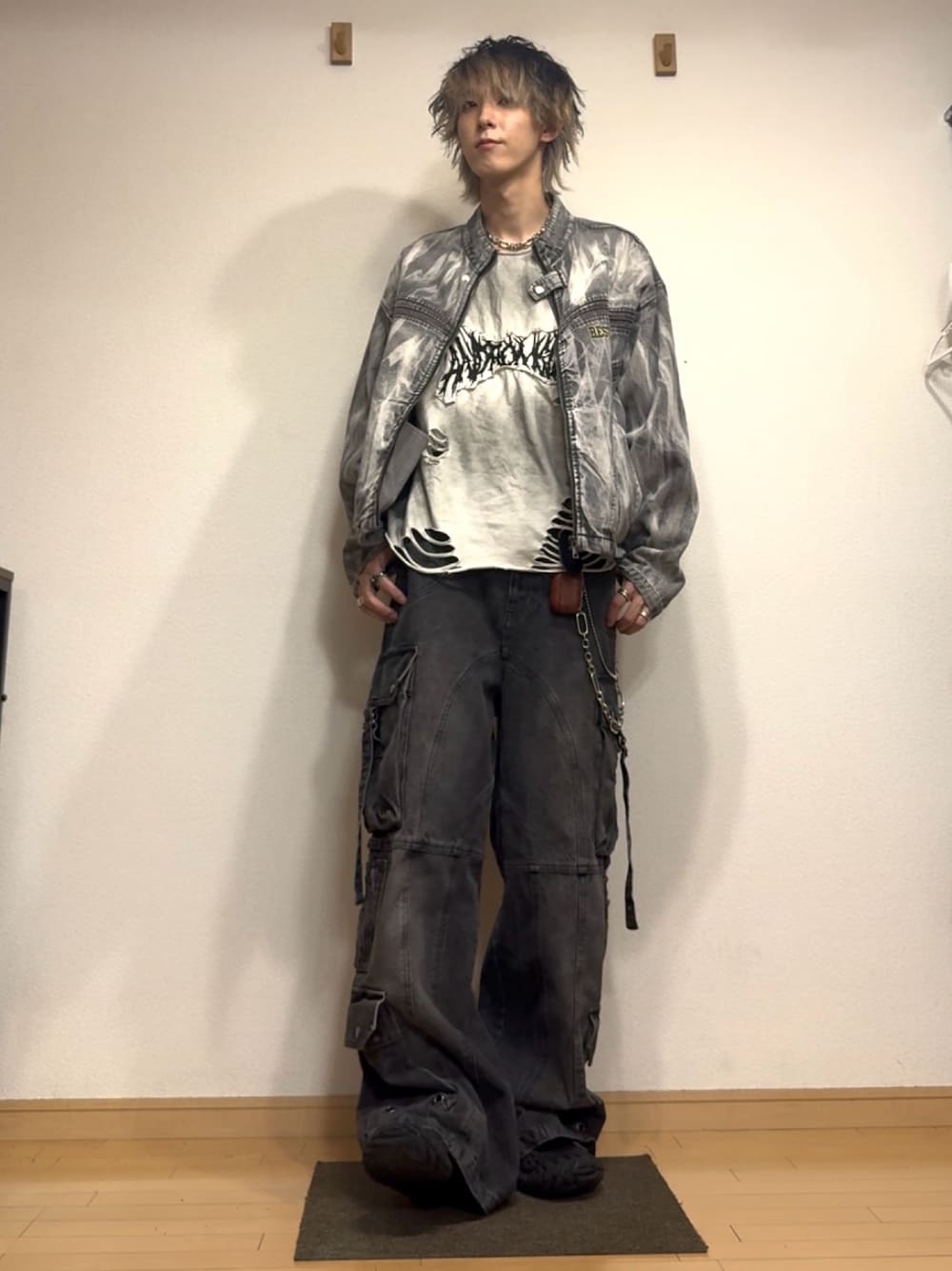 ブラック系のデニムパンツ、ホワイト系のTシャツ/カットソー、グレー系のデニムジャケットを着用したメンズの秋コーディネートの1枚目の写真