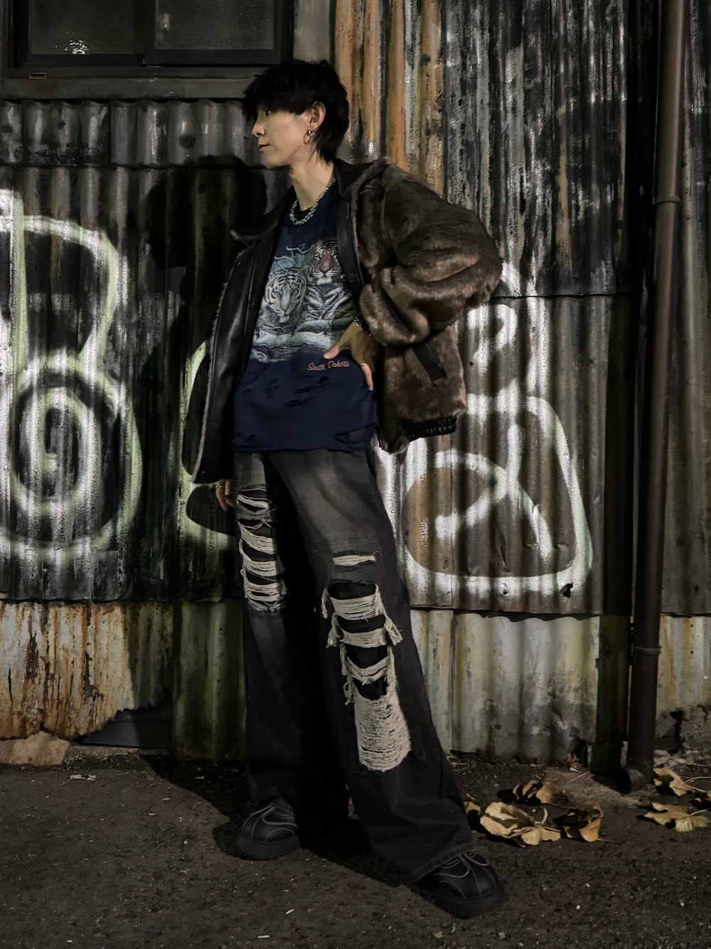 ブラック系のその他アウター、ブルー系のスウェット、ブラック系のデニムパンツを着用したメンズの冬コーディネートの1枚目の写真