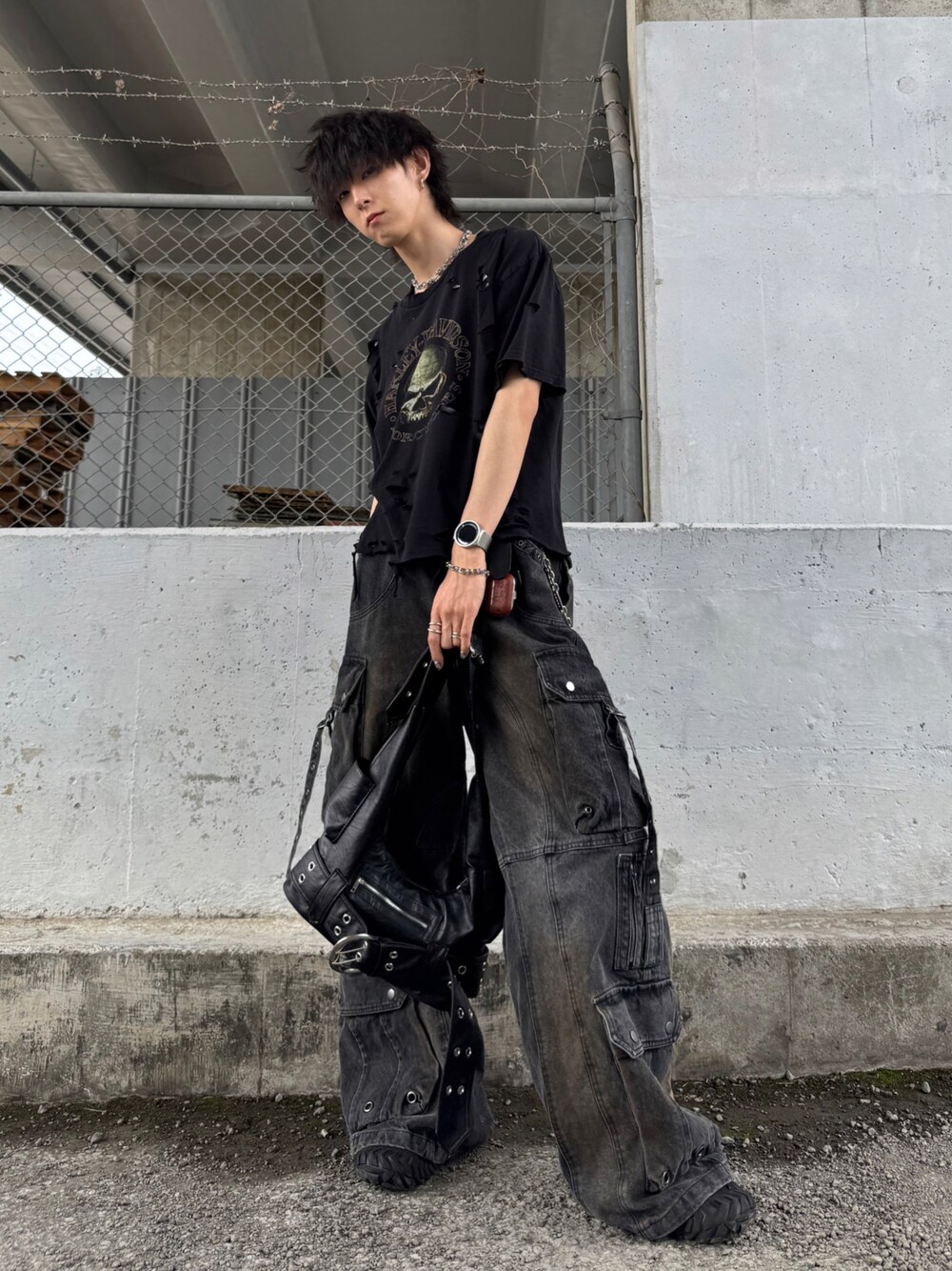 バッグを使った「グランジコーデ」のメンズ人気ファッション