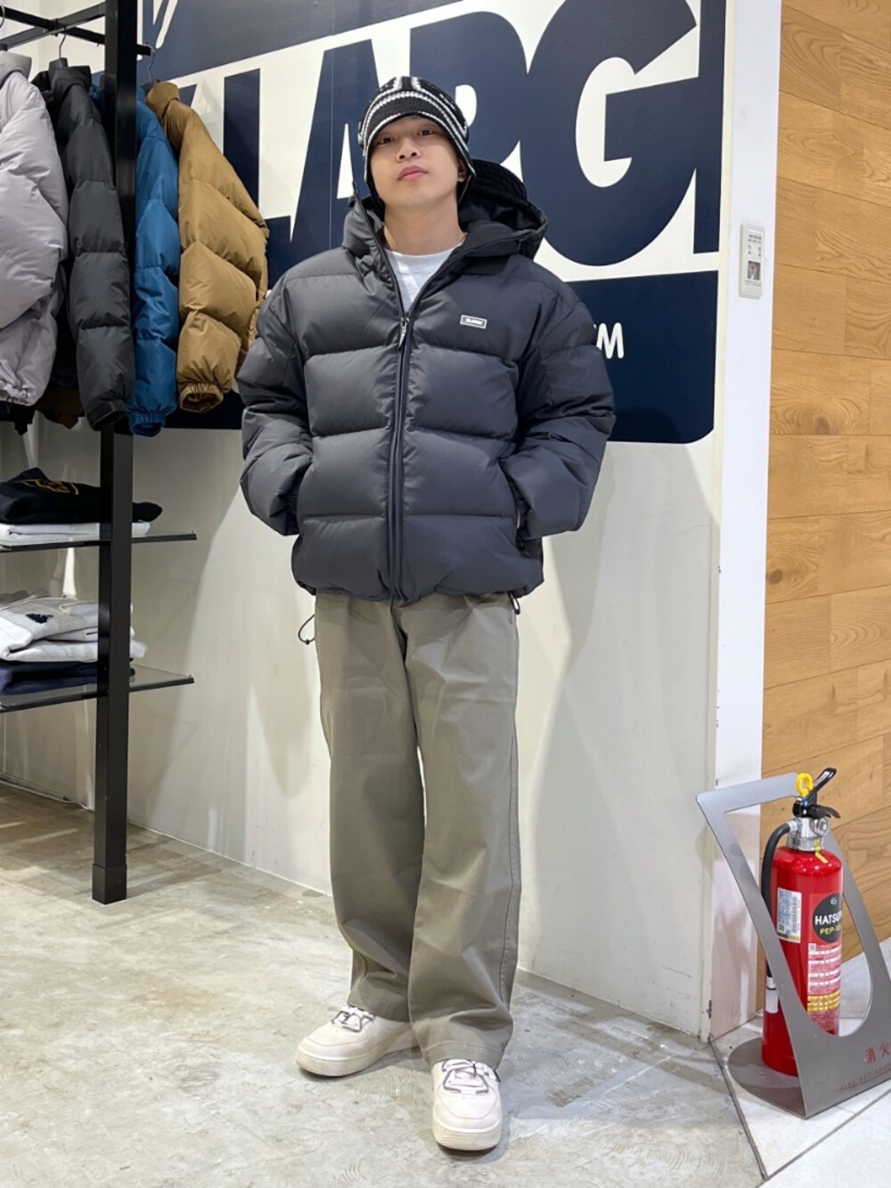 グリーン系のその他パンツ、ブラック系のダウンジャケット/コート、ブラック系のハットを着用したメンズの冬コーディネートの1枚目の写真