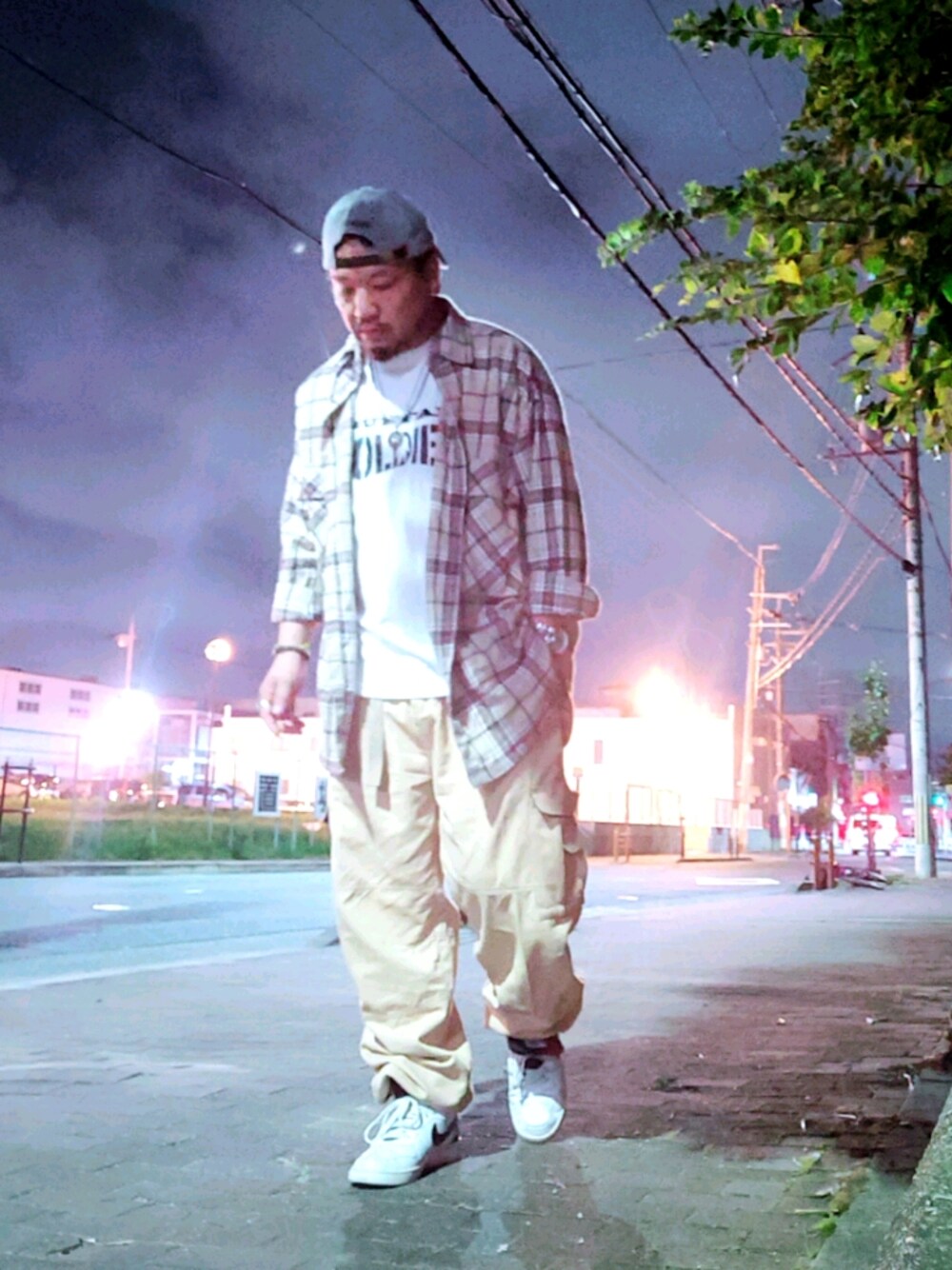 ベージュ系のシャツ/ブラウス、ホワイト系のTシャツ/カットソー、ベージュ系のカーゴパンツを着用したメンズの秋コーディネートの1枚目の写真