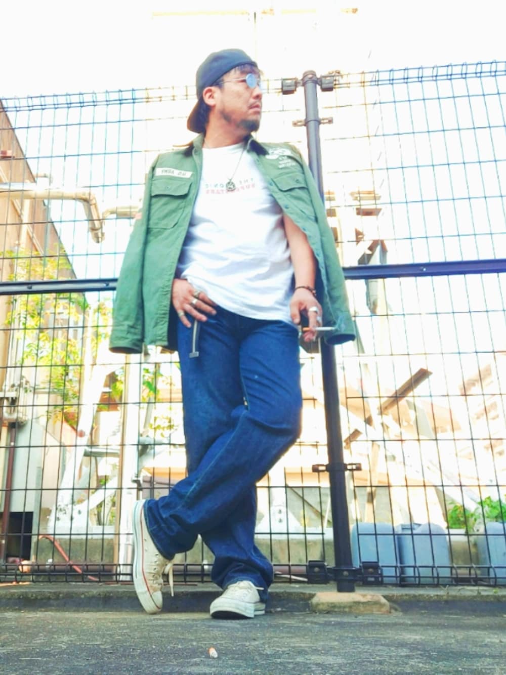 グリーン系のシャツ/ブラウス、ホワイト系のTシャツ/カットソー、ブルー系のデニムパンツを着用したメンズの秋コーディネートの1枚目の写真