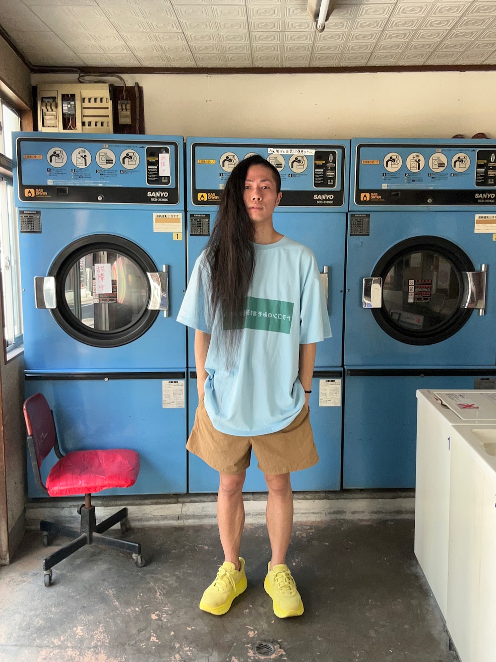 「ロン毛、コインランドリー、自撮り、ビッグシルエット、スニーカー、パステルカラー、夏コーデ、夏だ！Tシャツ着よう！、ハーフパンツ」｜「シゲタ・S・シゲオのアイテム（Tシャツ/カットソー、ブルー系）」を使った、kakugariさん（メンズ・177cm）の秋コーディネートの1枚目の写真