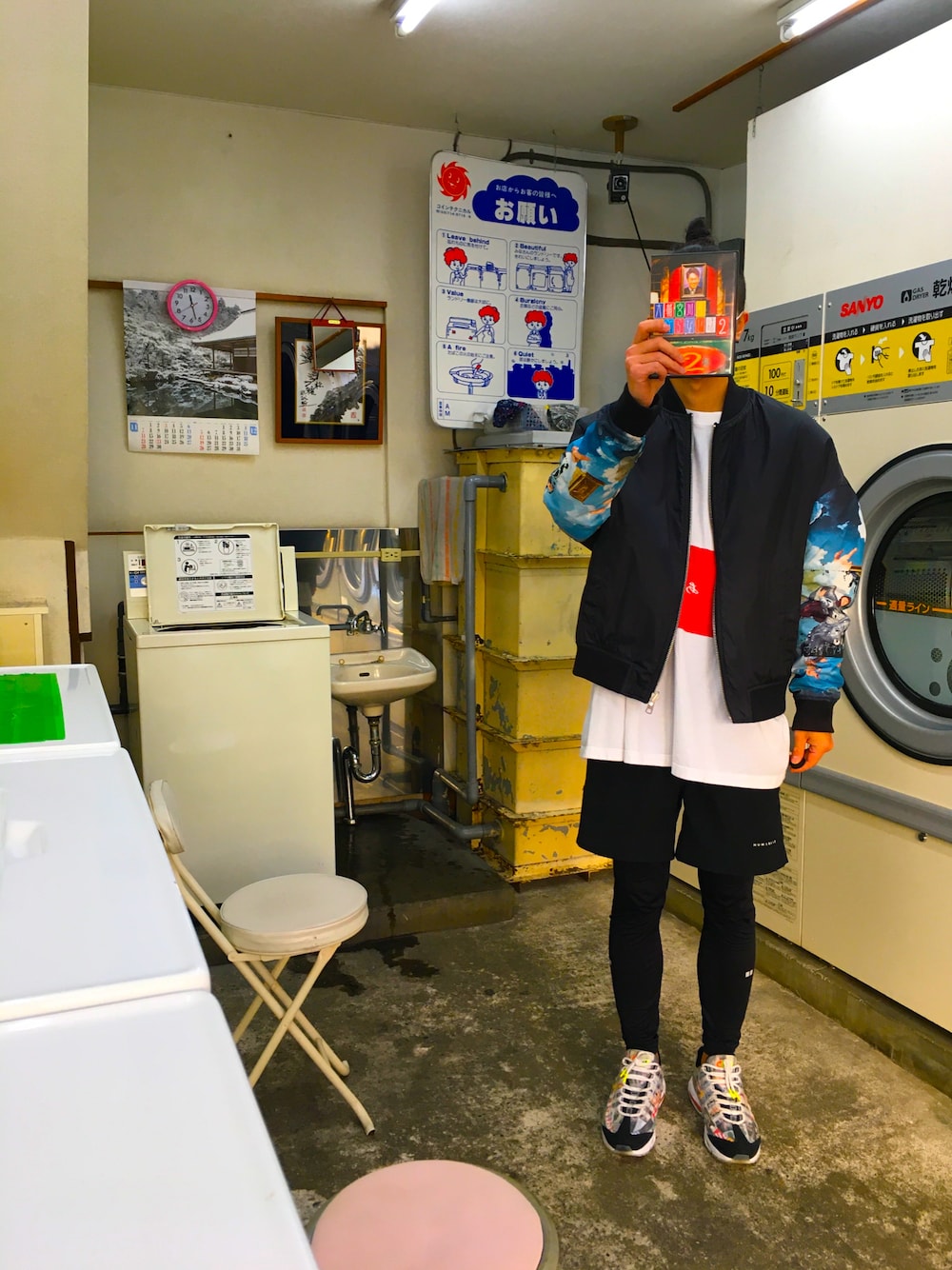 「冬コーデ、レギンス×ショートパンツ、古着、エアマックス、黒コーデ、ロン毛、自撮り、コインランドリー」｜「大輔宮川のすべらない話2のアイテム（DVD、レッド系）」を使った、kakugariさん（メンズ・177cm）の冬コーディネートの1枚目の写真