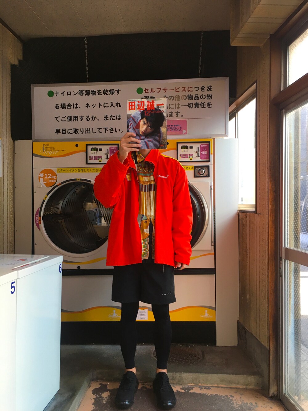「秋コーデ、柄シャツ、フリース、古着、ロン毛、レギンス男子、ガソリンスタンド、自撮り、コインランドリー」｜「groundsのgrounds / グラウンズ/JEWELRY blkwhite/blacksole（スニーカー、ブラック系）」を使った、kakugariさん（メンズ・177cm）の秋コーディネートの1枚目の写真
