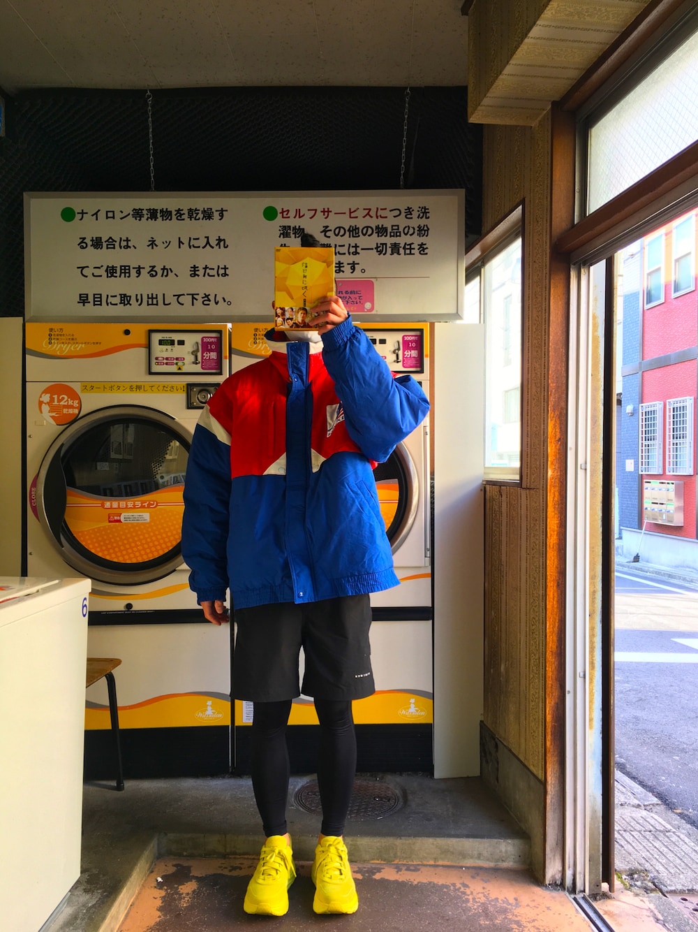 「古着、三原色、スポーツミックス、レギンス×ショートパンツ、イエロー、ロン毛、コインランドリー、自撮り」｜「HOKAのHOKA ONEONE MENS BONDI L SUEDE / ホカ オネオネ ボンダイ エル スエード（スニーカー、グリーン系）」を使った、kakugariさん（メンズ・177cm）の冬コーディネートの1枚目の写真