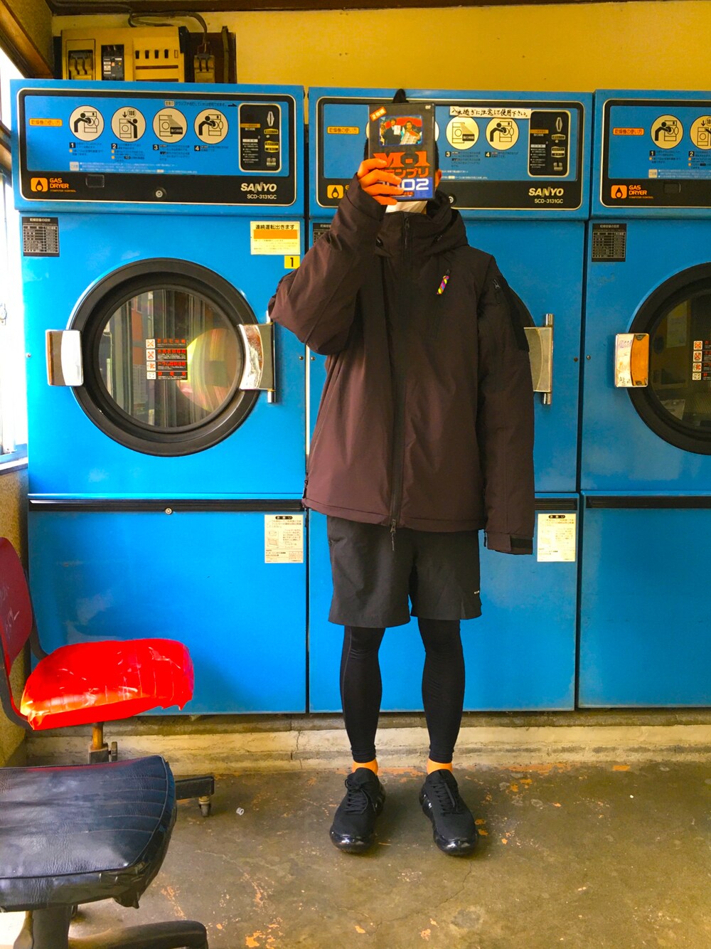 「黒、ブラック、漆黒、オーバーサイズ、レギンス×ショートパンツ、ロン毛、コインランドリー、自撮り」｜「ABU GARCIAのAbu Garcia × is-ness/アブガルシア×イズネス　CLOUD PADDING JACKET クラウドパディングジャケット（ダウンジャケット/コート、ブラック系）」を使った、kakugariさん（メンズ・177cm）の冬コーディネートの1枚目の写真